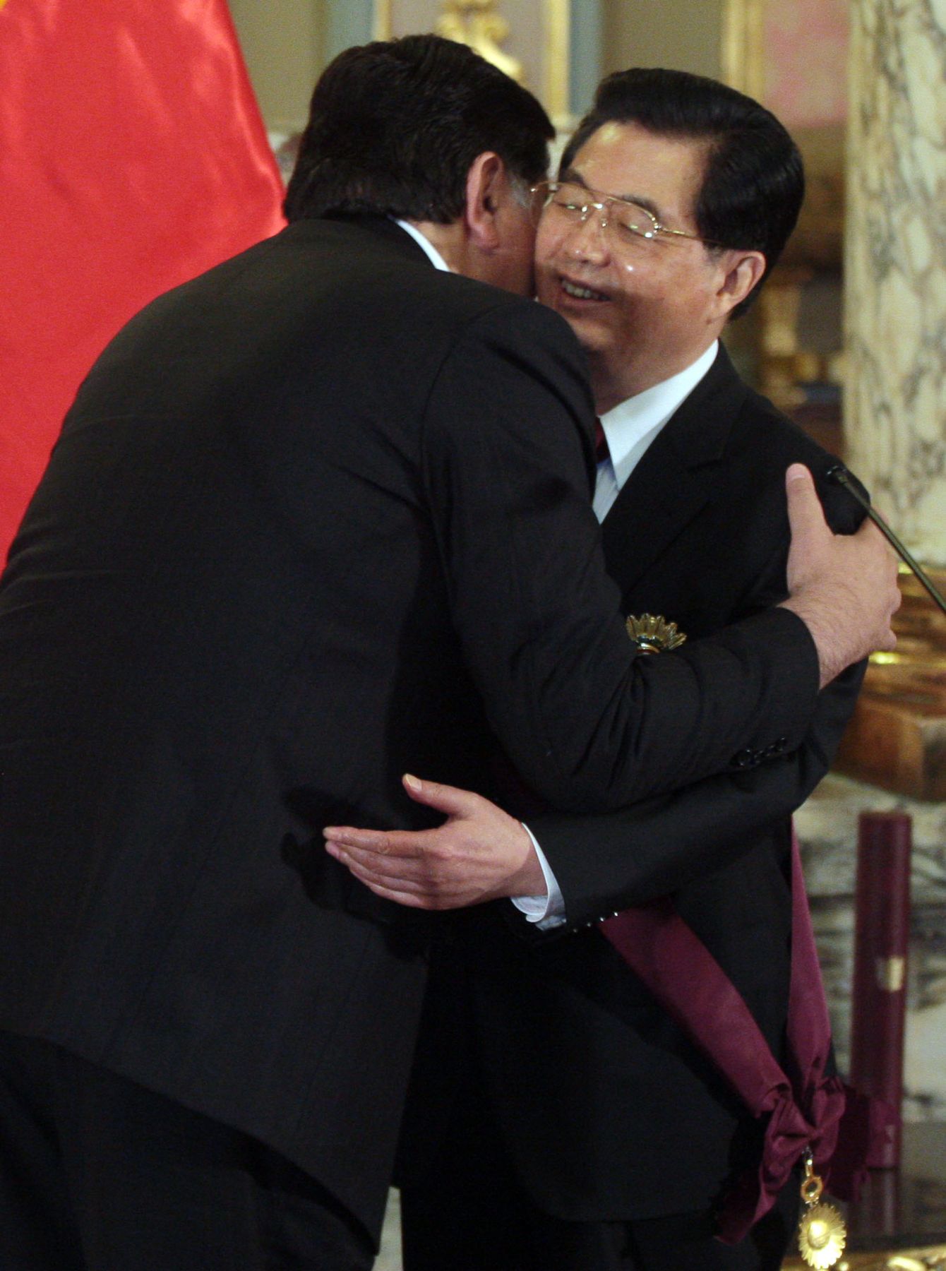 El presidente Alan García condecoró a su homólogo de China, Hu Jintao, con la Orden del Sol en el Grado de Gran Cruz, en el Salón Dorado de palacio de Gobierno. Foto: ANDINA/ Carlos Lezama.