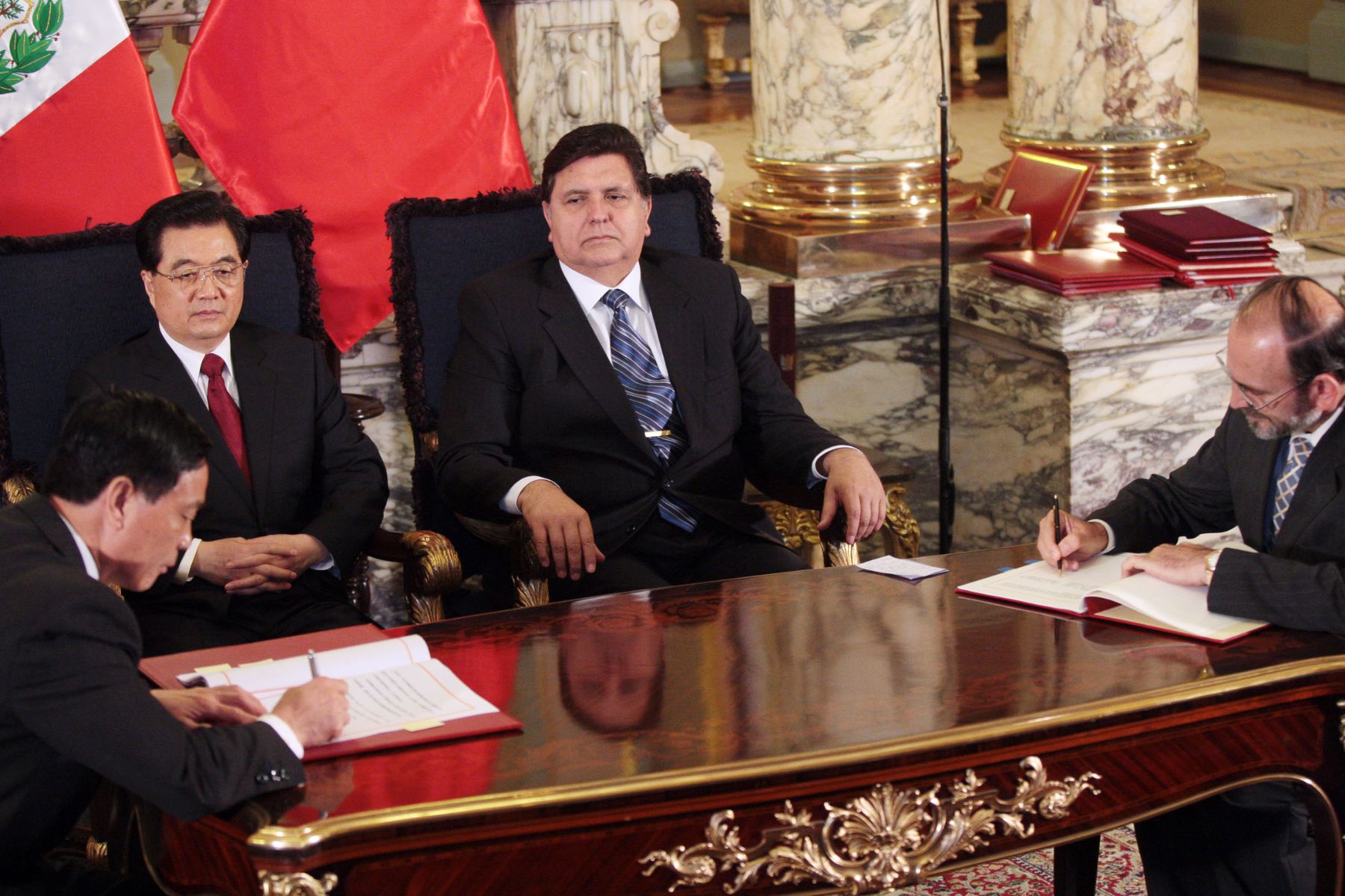 El presidente Alan García y su homólogo de China, Hu Jintao, presencian firma de 11 convenios bilaterales, en el Salón Dorado de Palacio de Gobierno de Lima . Foto: ANDINA/ Carlos Lezama.