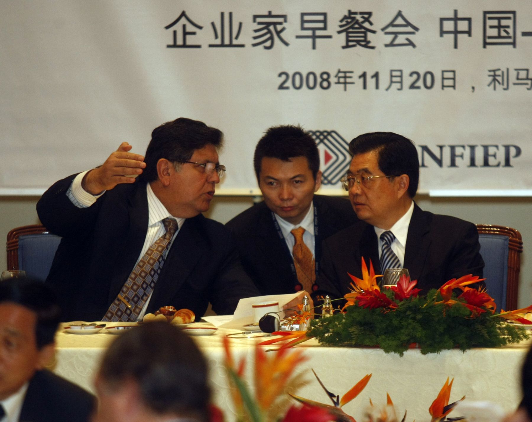 El Presidente Alan García y su homólogo chino, Hu Jintao, se reunieron esta mañana con los representantes de la Confiep y empresarios chinos. Foto:   ANDINA / Juan Carlos Guzmán Negrini.