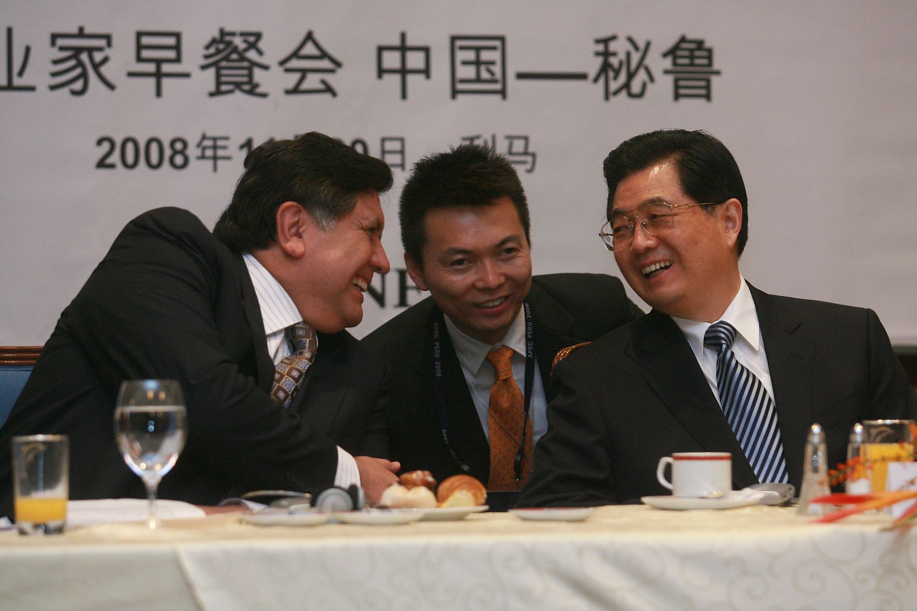 Los presidentes del Perú, Alan García, y su homólogo de China, Hu Jintao, participaron esta mañana en un desayuno de trabajo de la Confiep y empresarios chinos. Foto: Sepres
