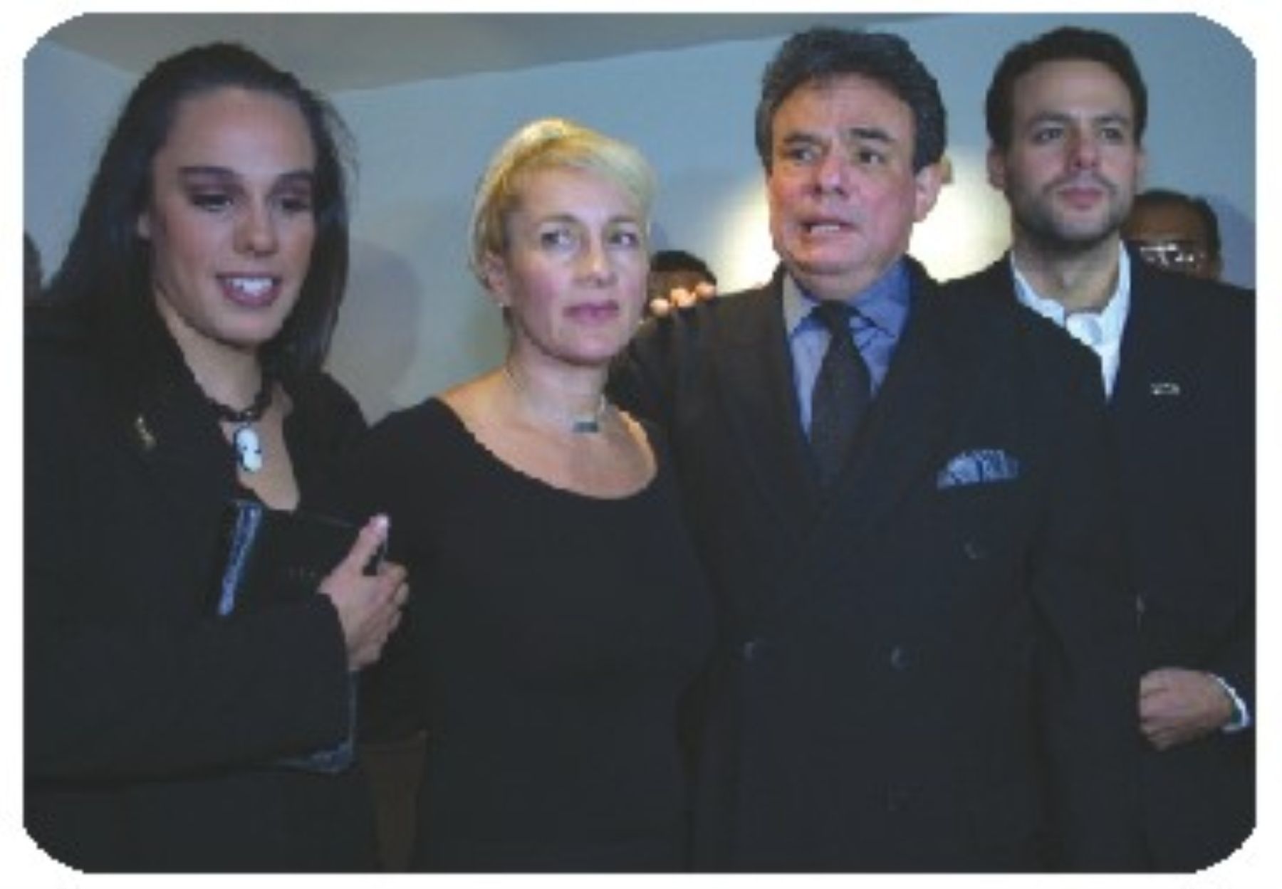 Consternado José José tras el derrame cerebral que sufre su esposa Sara