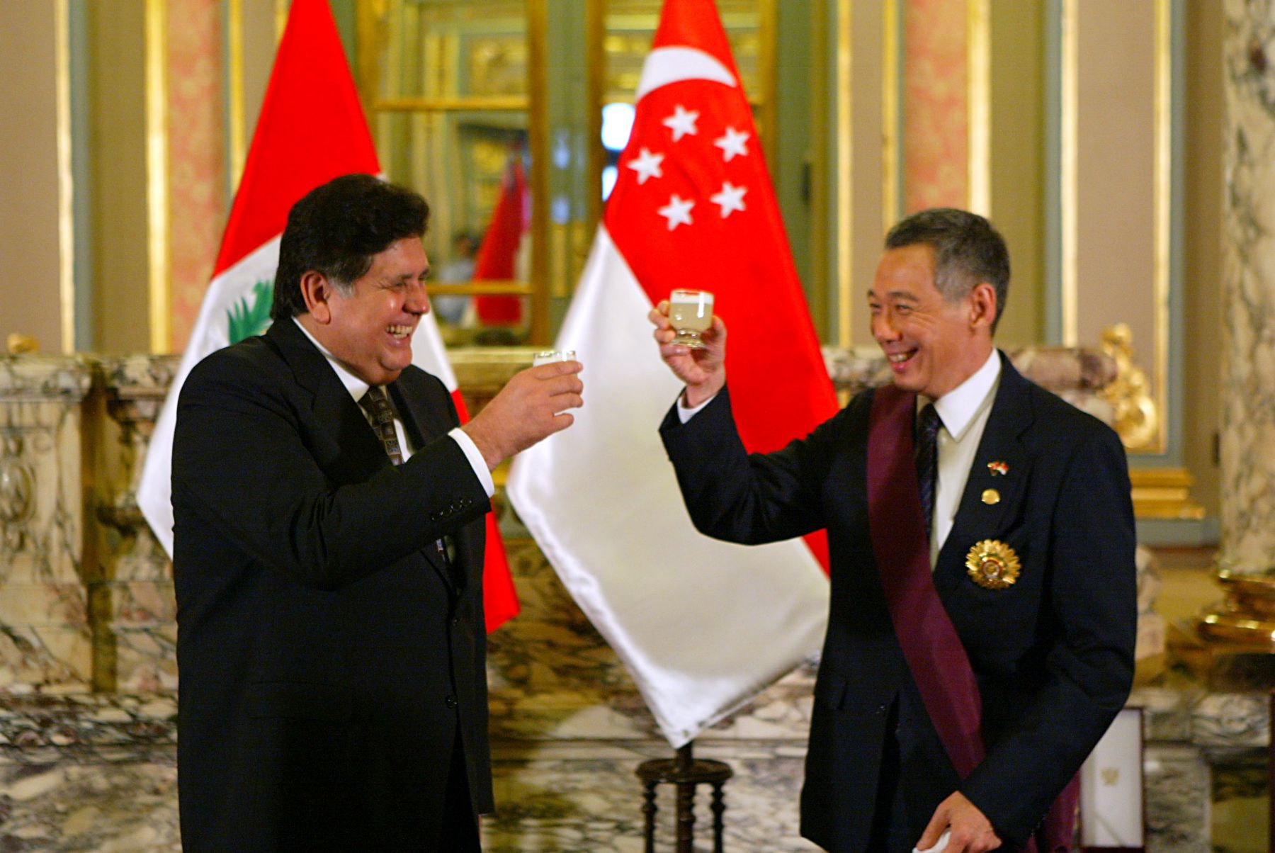 Presidente Alan García condecora al primer ministro de Singapur, Lee Hsien Loong . Foto: ANDINA/Rubén Grández.