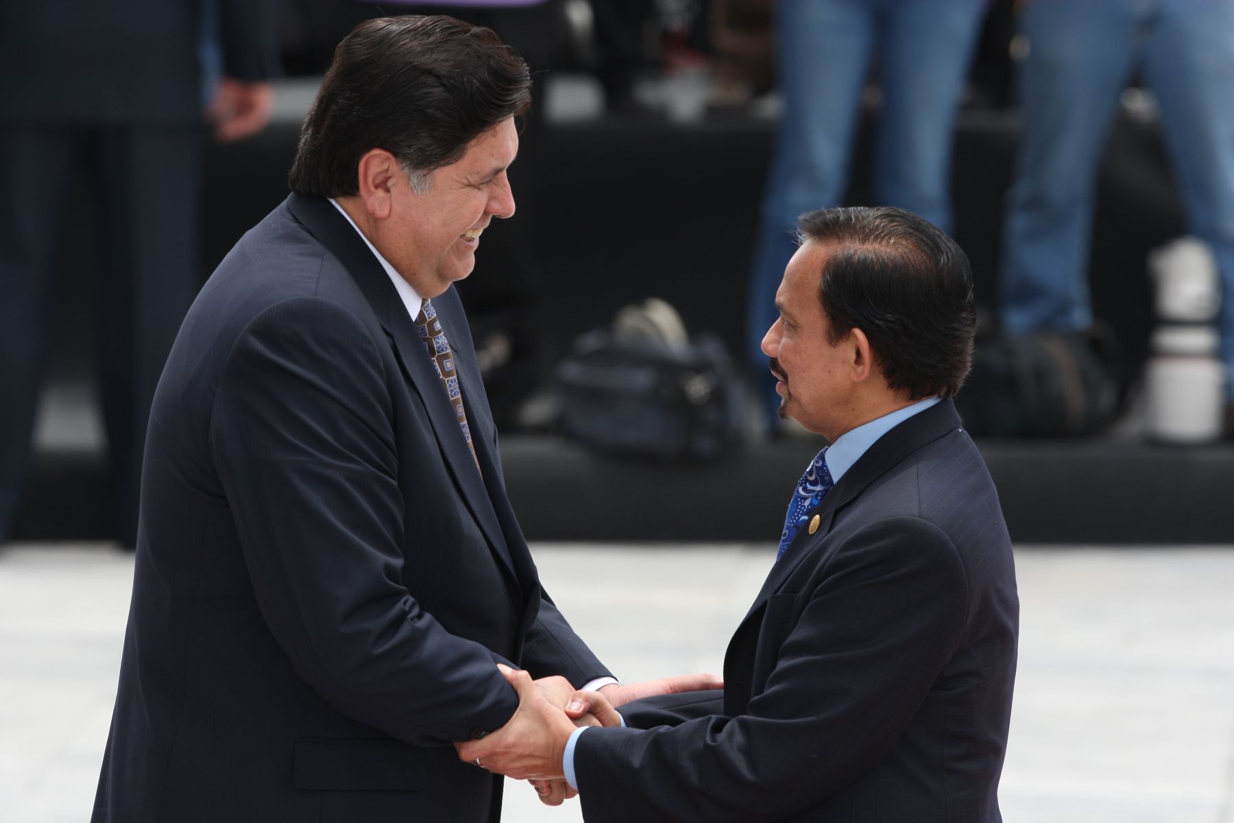 Presidente Alan García recibe al lìder de Brunei, Muda Hassanal  Bolkiak, en su llegada a la sede de la Cumbre APEC 2008 en el Centro de Convenciones del ministerio de Defensa de Lima. Foto: ANDINA / Piero Vargas