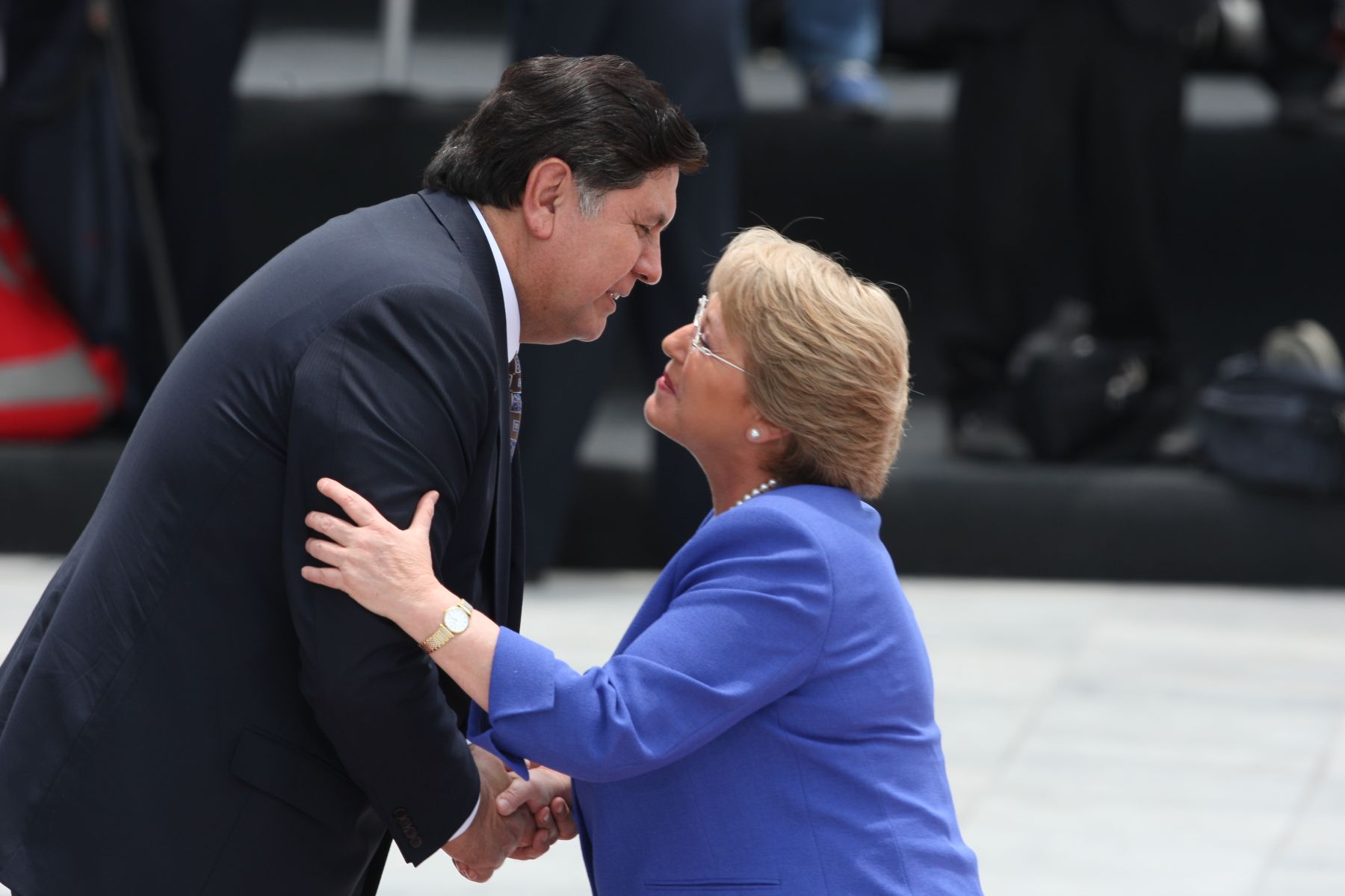 Presidente Alan García recibe a homóloga chilena Michelle Bachelet en la sede de la Cumbre APEC 2008 en el Centro de Convenciones del Ministerio de Defensa de Lima. Foto: Piero Vargas.