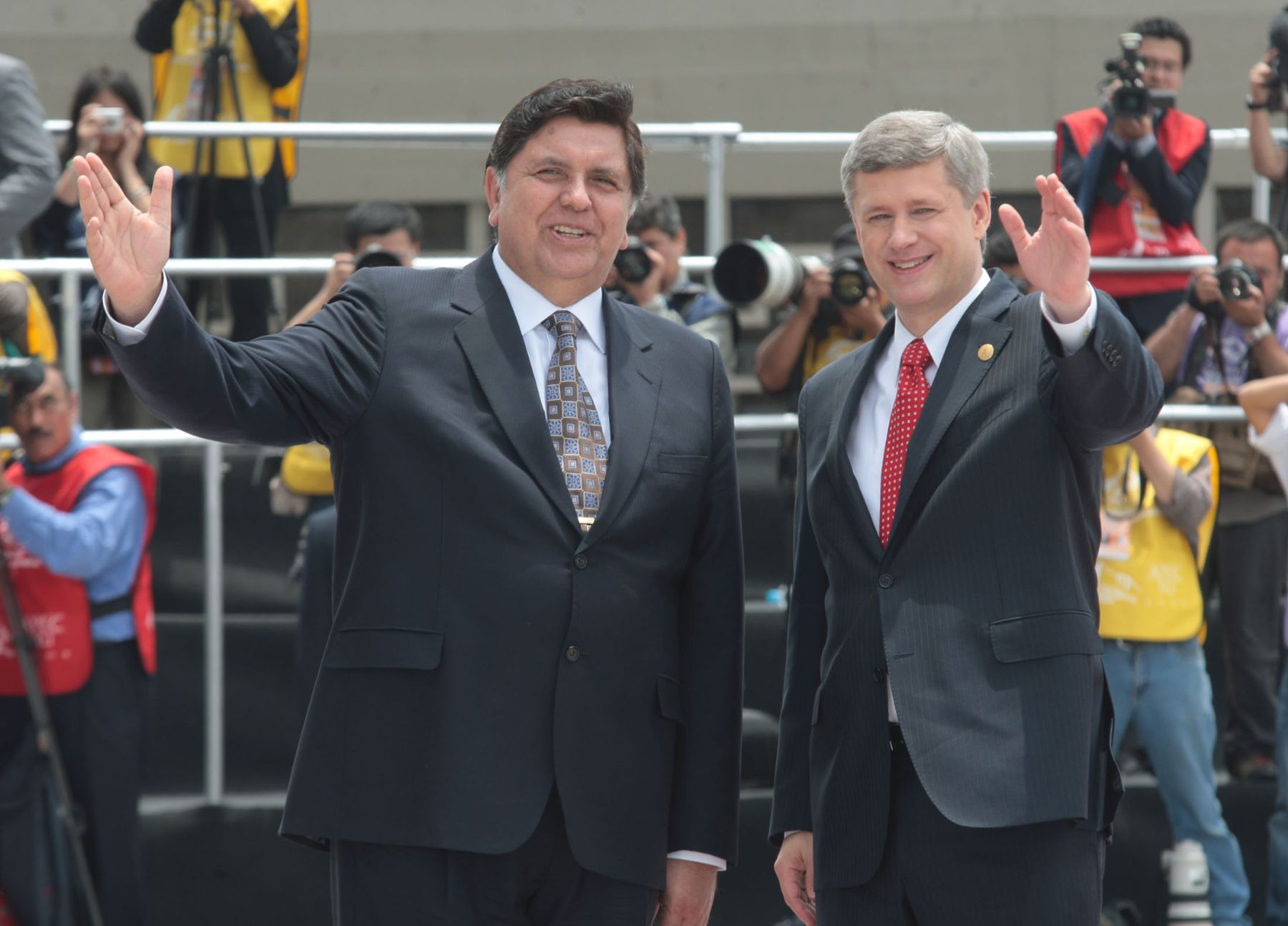 Líder de la economía peruana Alan García, recibe a lìder de Canadá, Stephen Harper, en su llegada a la sede de la Cumbre APEC 2008 en el Centro de Convenciones del ministerio de Defensa de Lima. Foto: ANDINA / Piero Vargas