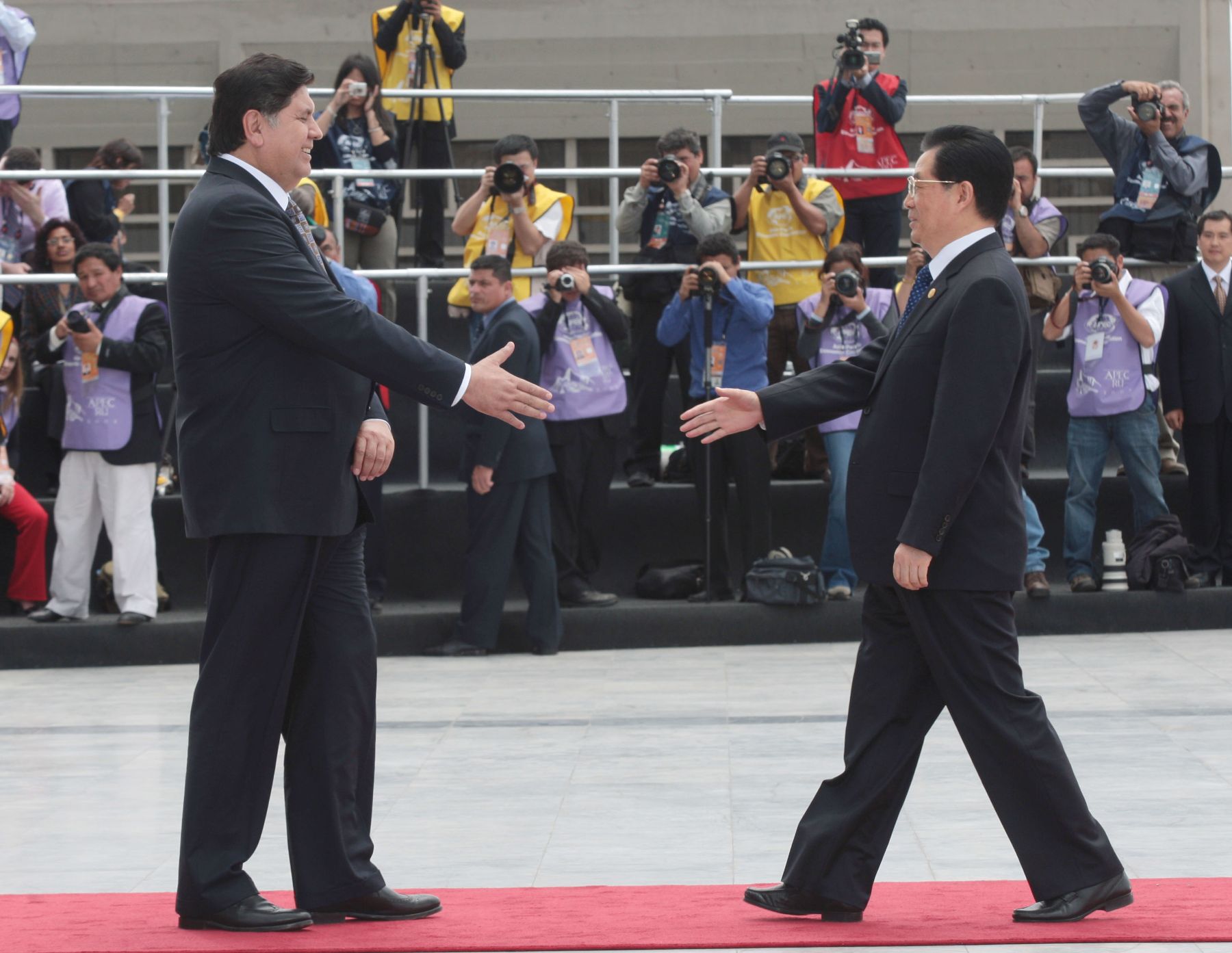 Lìder de la economìa peruana Alan García, recibe a líder de China, Hu Jintao, en su llegada a la sede de la Cumbre APEC 2008 en el Centro de Convenciones del ministerio de Defensa de Lima. Foto: ANDINA / Carlos Lezama