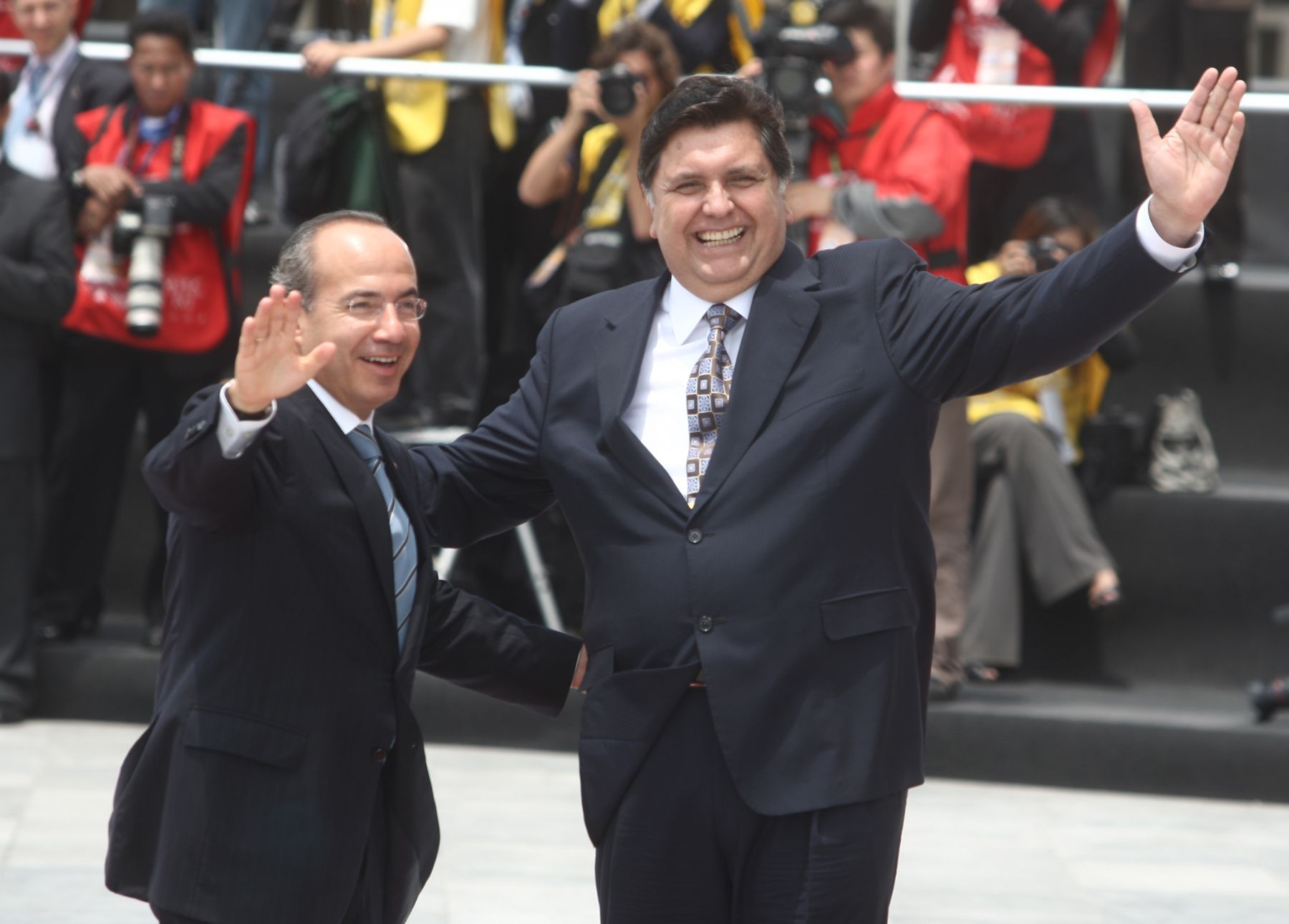 Líder de la economía peruana, Alan García, recibe al líder de México, Felipe Calderón en la sede de la Cumbre 2008, en el Centro de Convenciones del Ministerio de Defensa de Lima.

Foto: ANDINA/Jack Ramón.