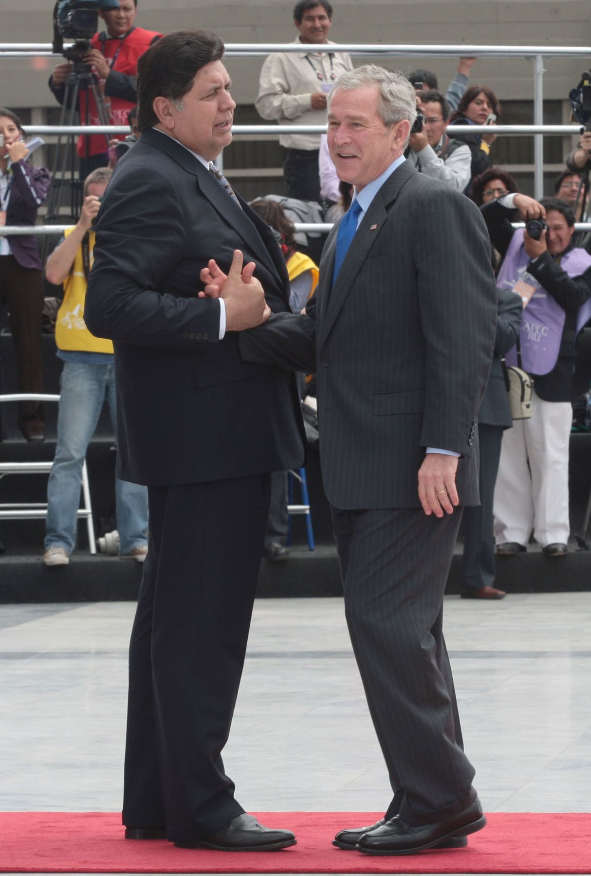 Lìder de la economìa peruana Alan García, recibe a lìder de Estados Unidos, George W. Bush, en su llegada a la sede de la Cumbre APEC 2008 en el Centro de Convenciones del ministerio de Defensa de Lima. Foto: ANDINA / Carlos Lezama