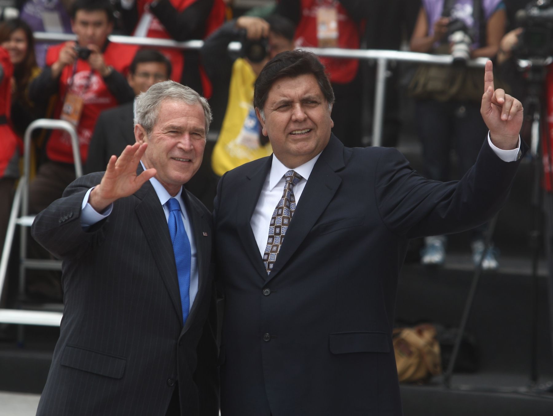 Lìder de la economìa peruana Alan García, recibe a lìder de Estados Unidos, George W. Bush, en su llegada a la sede de la Cumbre APEC 2008 en el Centro de Convenciones del ministerio de Defensa de Lima. Foto: ANDINA / Jack Ramón