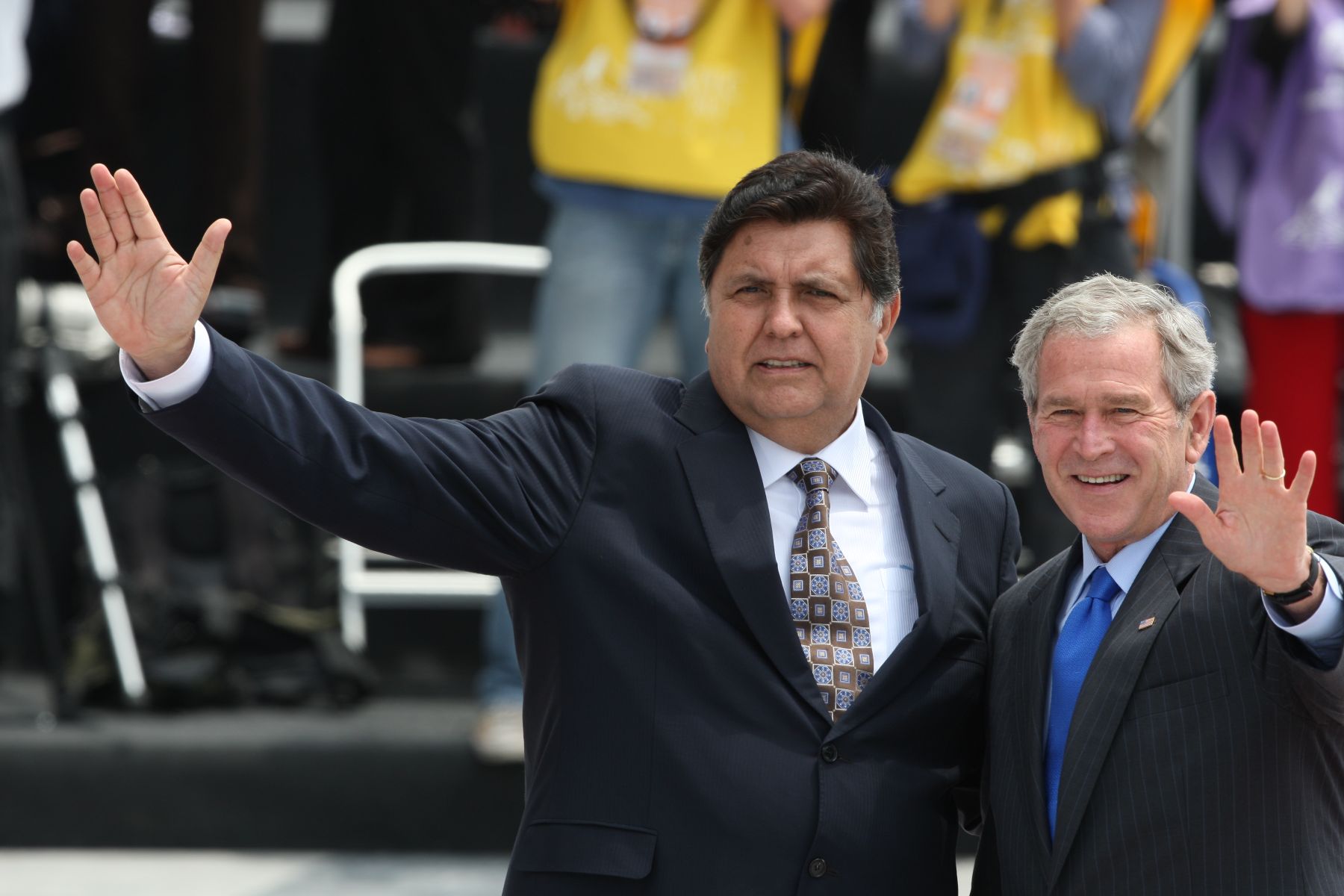 Lìder de la economìa peruana Alan García, recibe a lìder de Estados Unidos, George W. Bush, en su llegada a la sede de la Cumbre APEC 2008 en el Centro de Convenciones del ministerio de Defensa de Lima. Foto: ANDINA / Piero Vargas