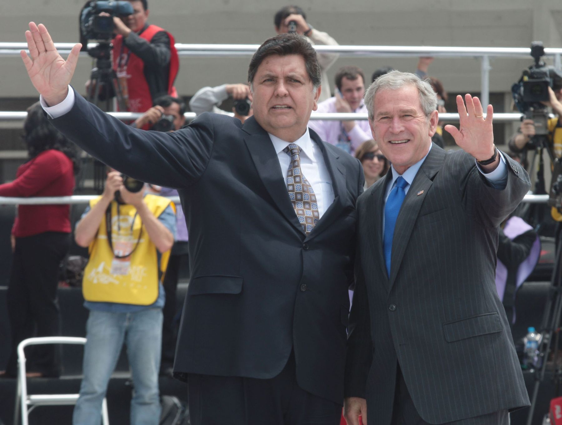 Lìder de la economìa peruana Alan García, recibe a lìder de Estados Unidos, George W. Bush, en su llegada a la sede de la Cumbre APEC 2008 en el Centro de Convenciones del ministerio de Defensa de Lima. Foto: ANDINA / Carlos Lezama