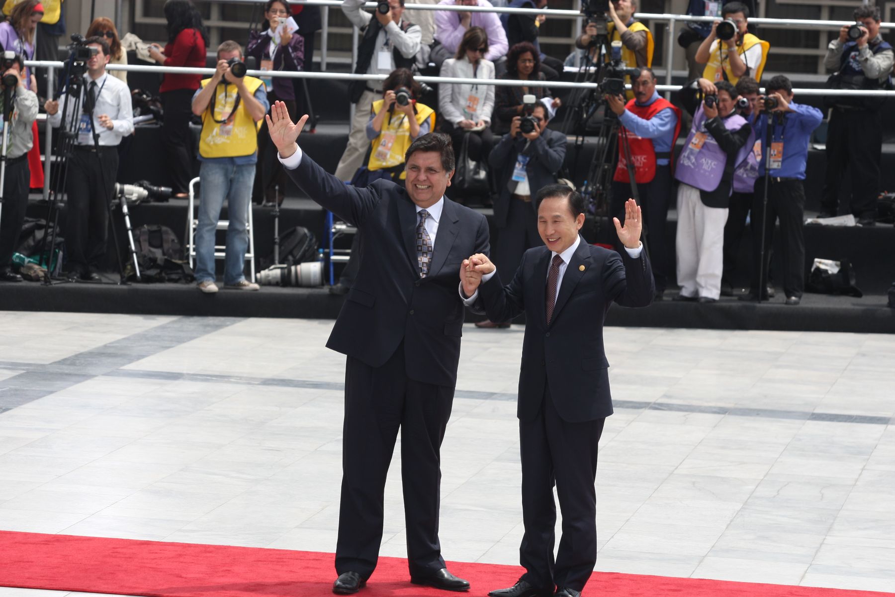 Lìder de la economìa peruana Alan García, recibe a lìder de Corea, Lee Myung-Bak, en su llegada a la sede de la Cumbre APEC 2008 en el Centro de Convenciones del ministerio de Defensa de Lima. Foto: ANDINA / Piero Vargas