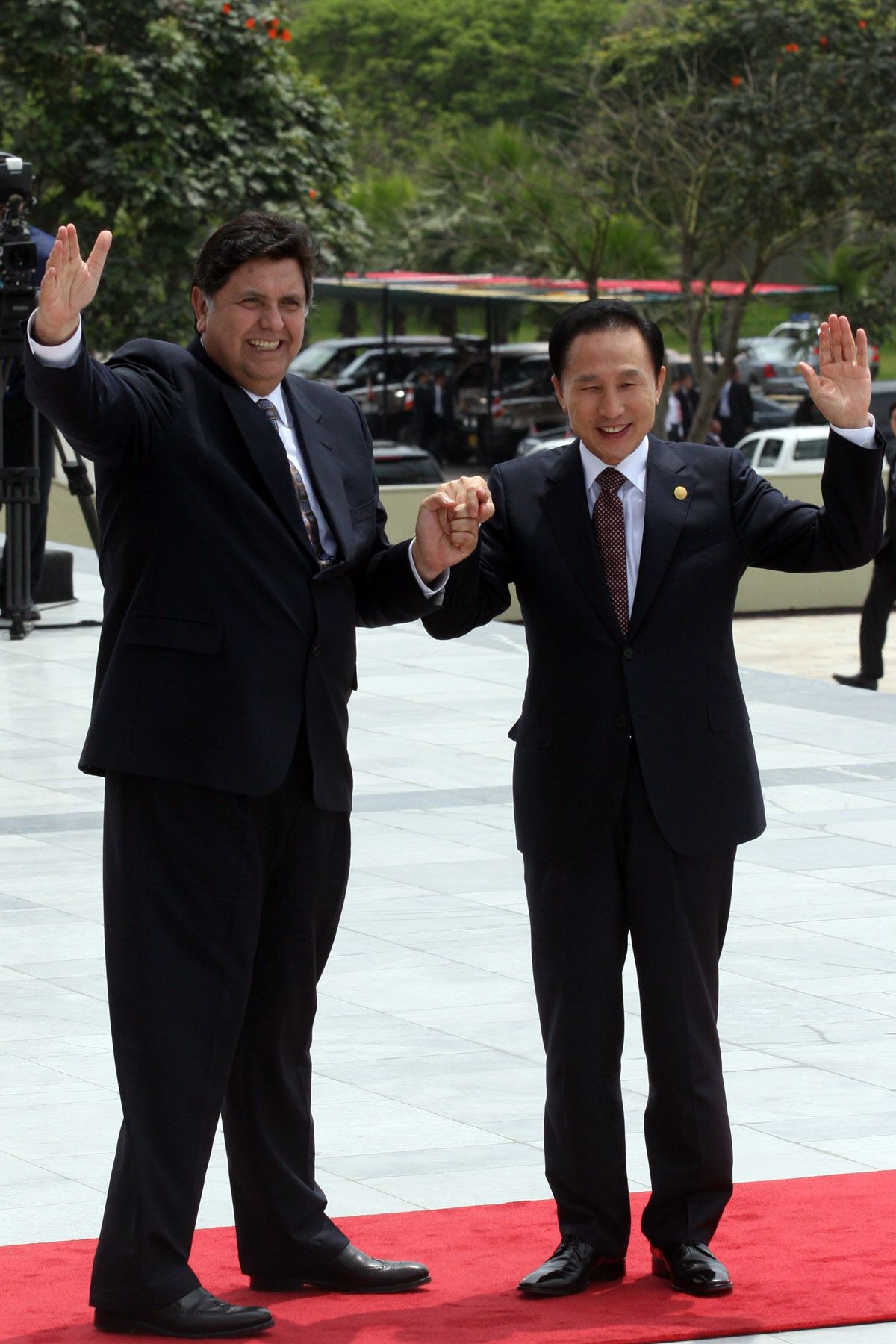 Lìder de la economìa peruana Alan García, recibe a líder de Corea, Lee Myung-Bak, en su llegada a la sede de la Cumbre APEC 2008 en el Centro de Convenciones del ministerio de Defensa de Lima. Foto: ANDINA / Carolina Urra