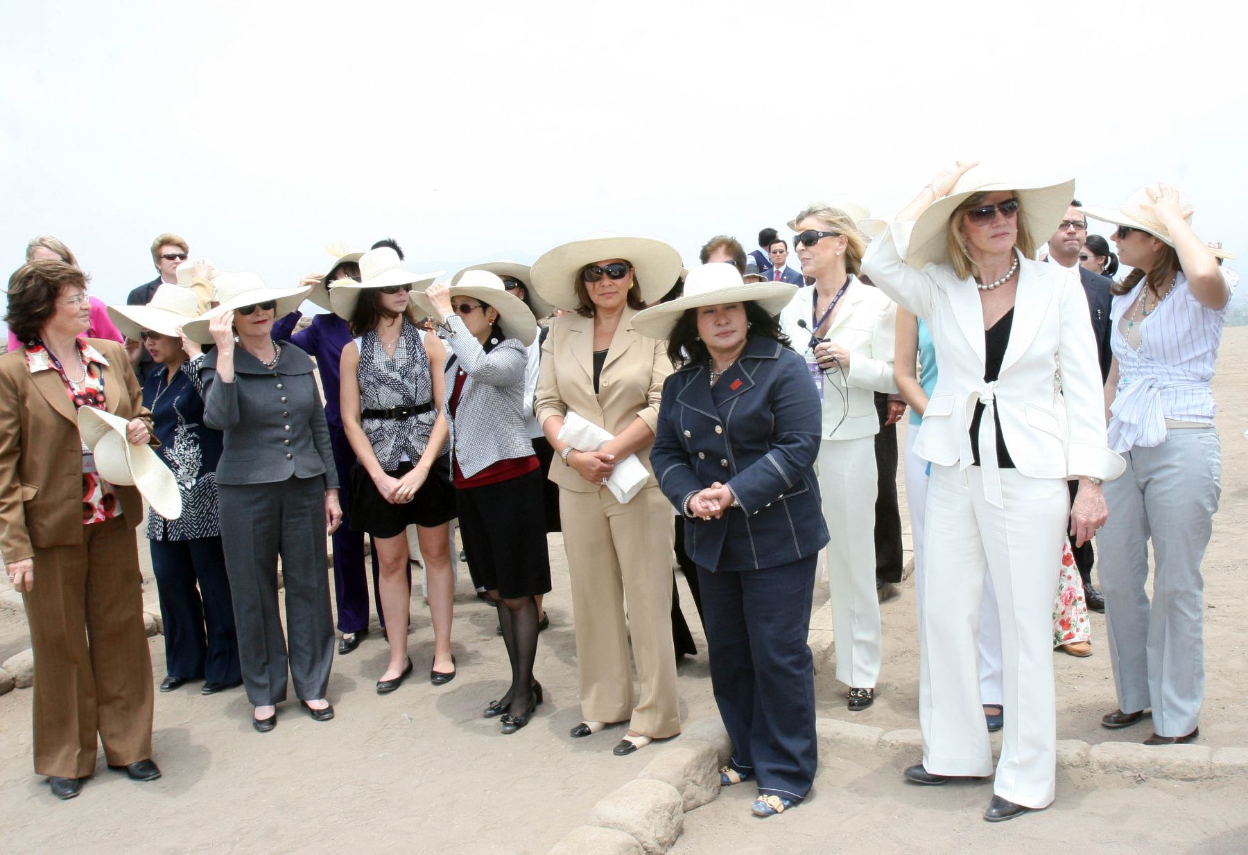 La esposa del líder de la economía peruana, Pilar Nores y sus homólogas de APEC, en visita al Centro Ceremonial de  Pachacamac. Foto. ANDINA/ Norman Cordova