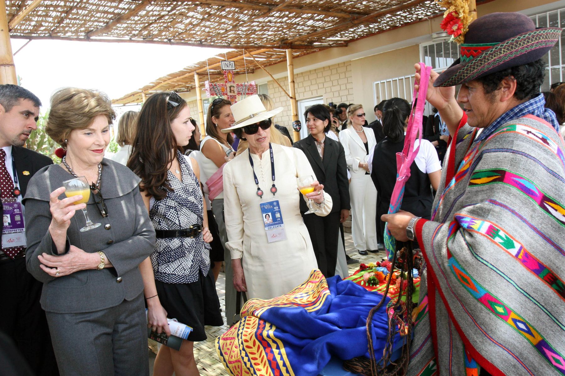 La esposa del líder de la economía peruana, Pilar Nores y sus homólogas de APEC, en visita al Centro Ceremonial de  Pachacamac. Foto. ANDINA/ Norman Cordova