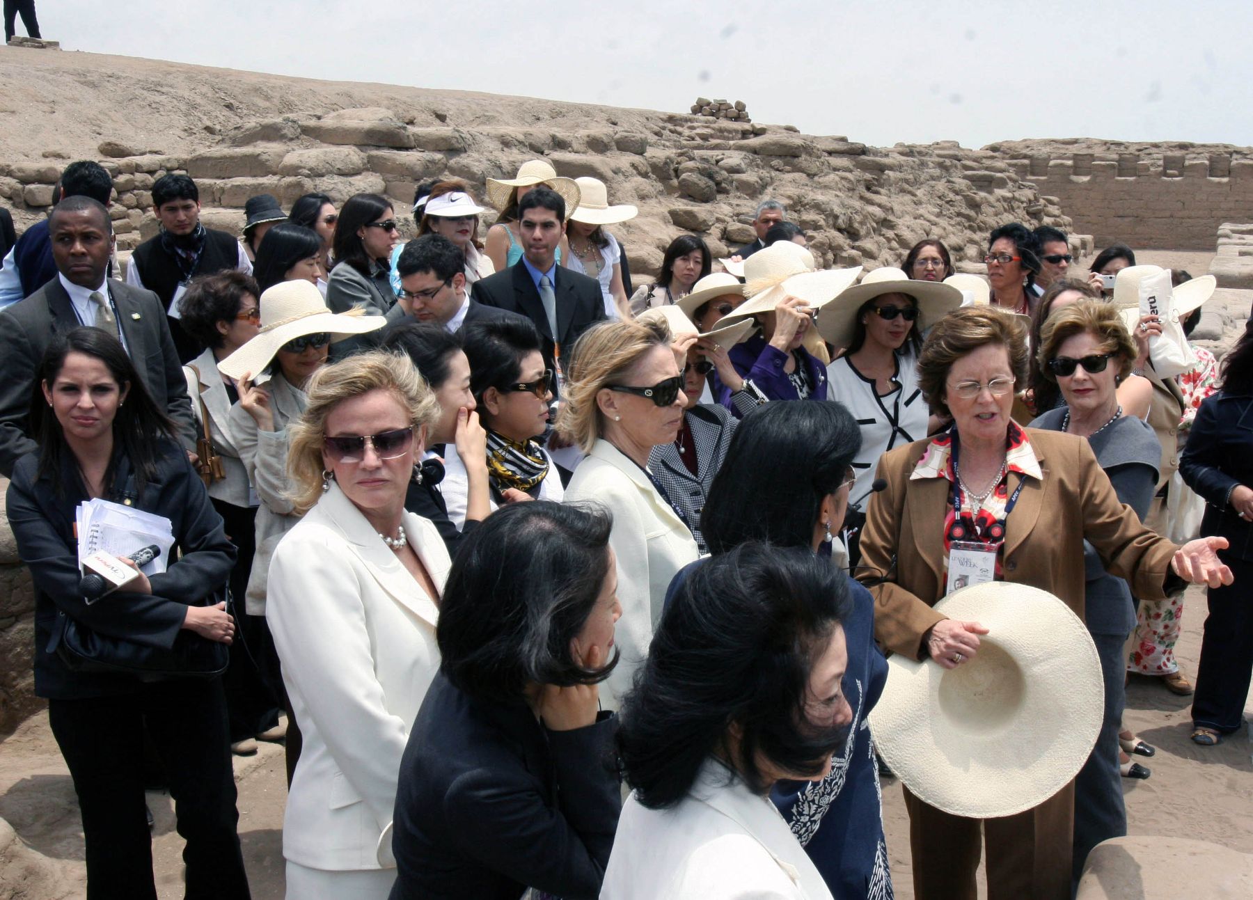 La esposa del líder de la economía peruana, Pilar Nores y sus homólogas de APEC, en visita al Centro Ceremonial de  Pachacamac, donde fueron recibidas por la directora del Instituto Nacional de Cultura, Cecilia Bákula. Foto. ANDINA/ Norman Córdova