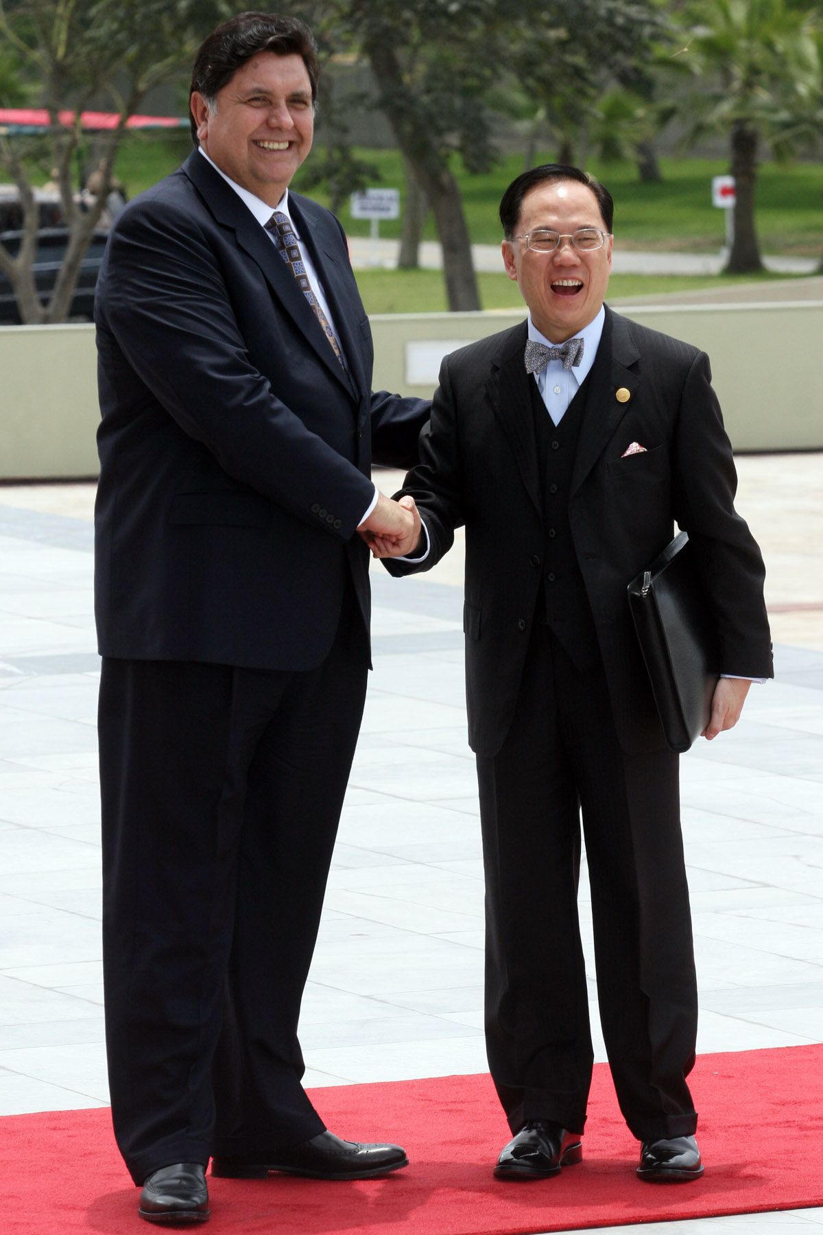 Líder de la economía peruana, Alan García recibe al líder de Hong Kong, Donald Tsang, en la sede de la Cumbre APEC 2008 en el Centro de Convenciones del Ministerio de Defensa de Lima. Foto: ANDINA / Carolina Urra