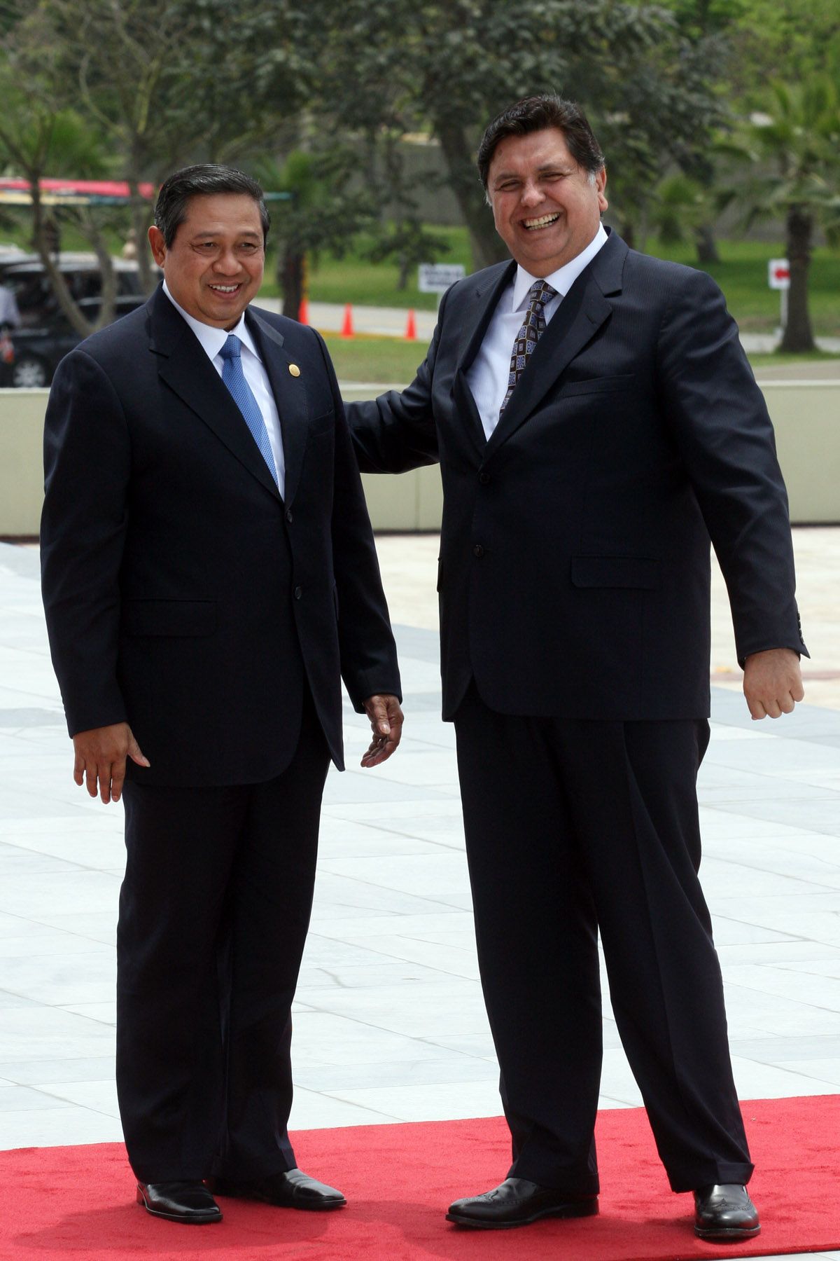 Lìder de la economìa peruana Alan García, recibe a lìder de Indonesia, Susilo Bambang, en su llegada a la sede de la Cumbre APEC 2008 en el Centro de Convenciones del ministerio de Defensa de Lima. Foto: ANDINA / Carolina Urra