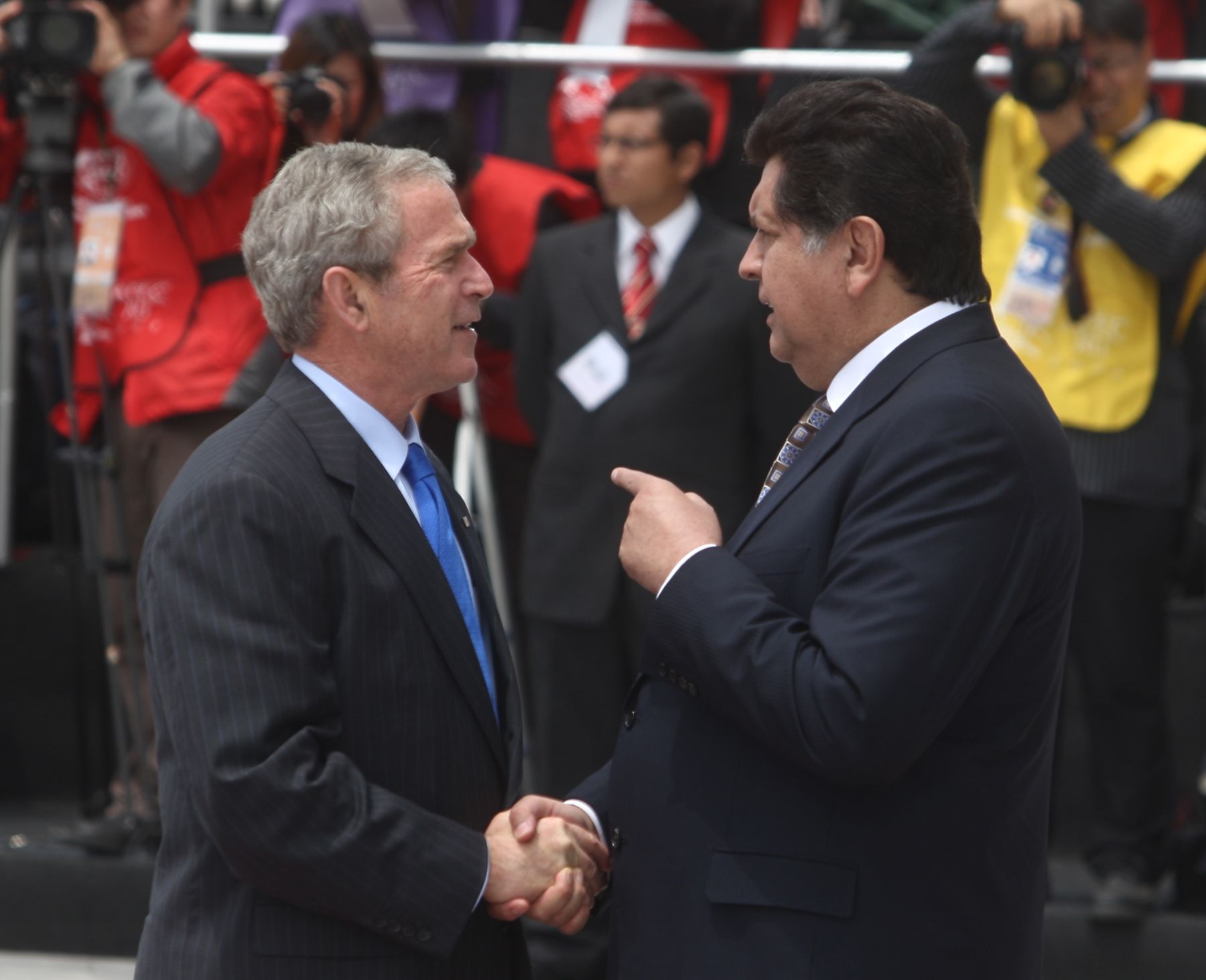Lìder de la economìa peruana Alan García, recibe a su homólogo de Estados Unidos, George W. Bush, en su llegada a la sede de la Cumbre APEC 2008 en el Centro de Convenciones del ministerio de Defensa de Lima. Foto: ANDINA /Jack Ramón
