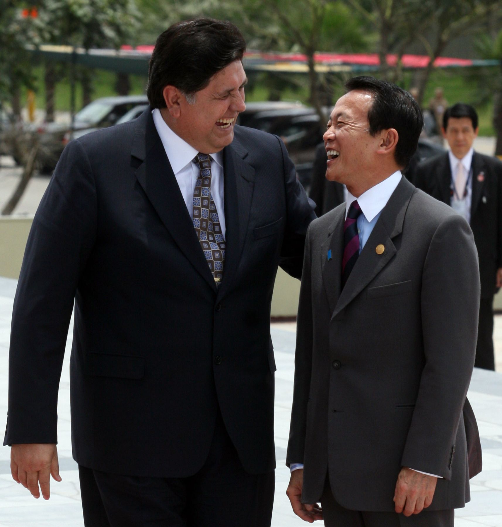 Lìder de la economìa peruana Alan García, recibe al líder de Japón, Taro Aso, en su llegada a la sede de la Cumbre APEC 2008 en el Centro de Convenciones del ministerio de Defensa de Lima. Foto: ANDINA / Carolina Urra