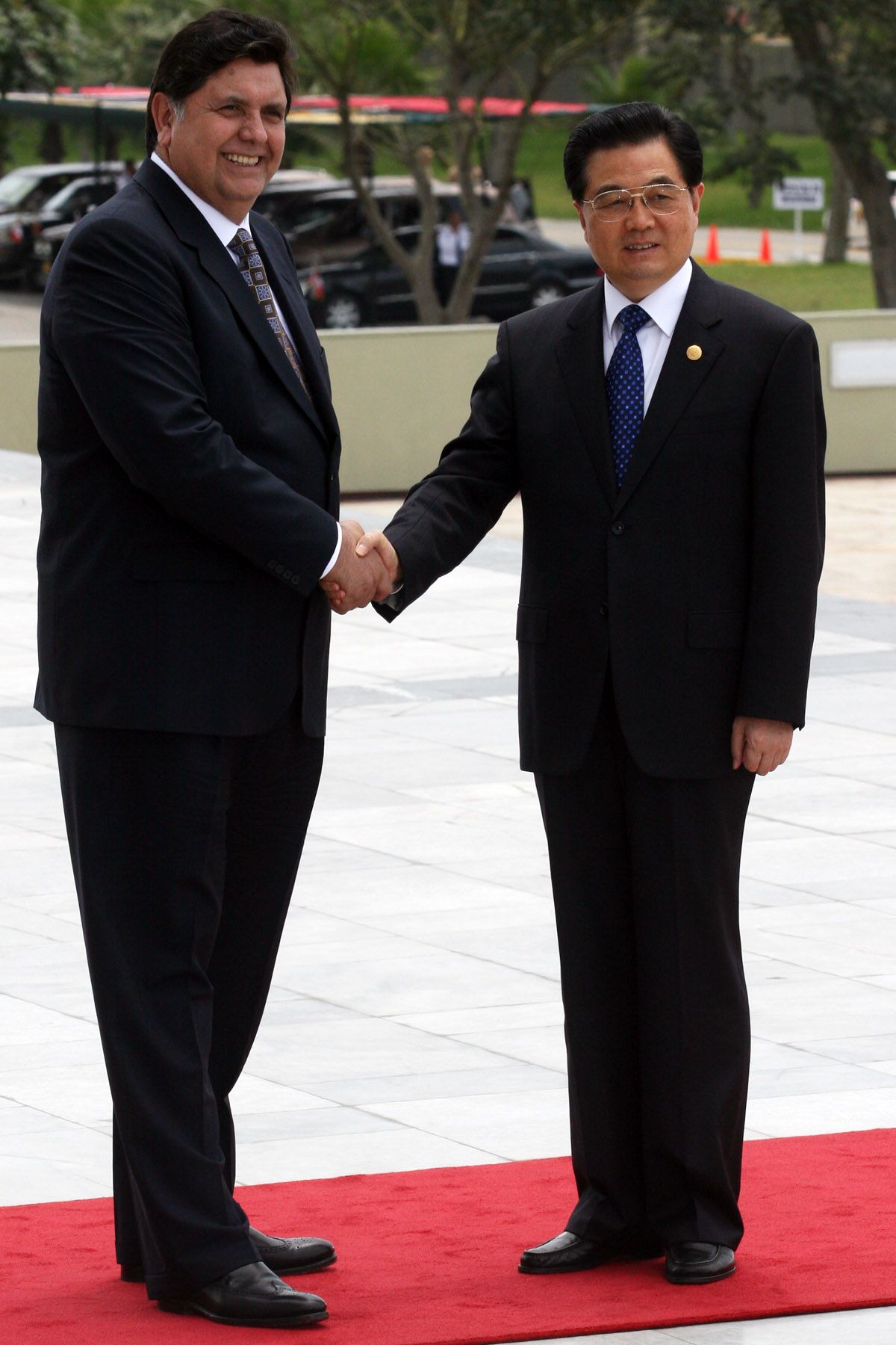Lìder de la economìa peruana Alan García, recibe a líder de China, Hu Jintao, en su llegada a la sede de la Cumbre APEC 2008 en el Centro de Convenciones del ministerio de Defensa de Lima. Foto: ANDINA / Carolina Urra
