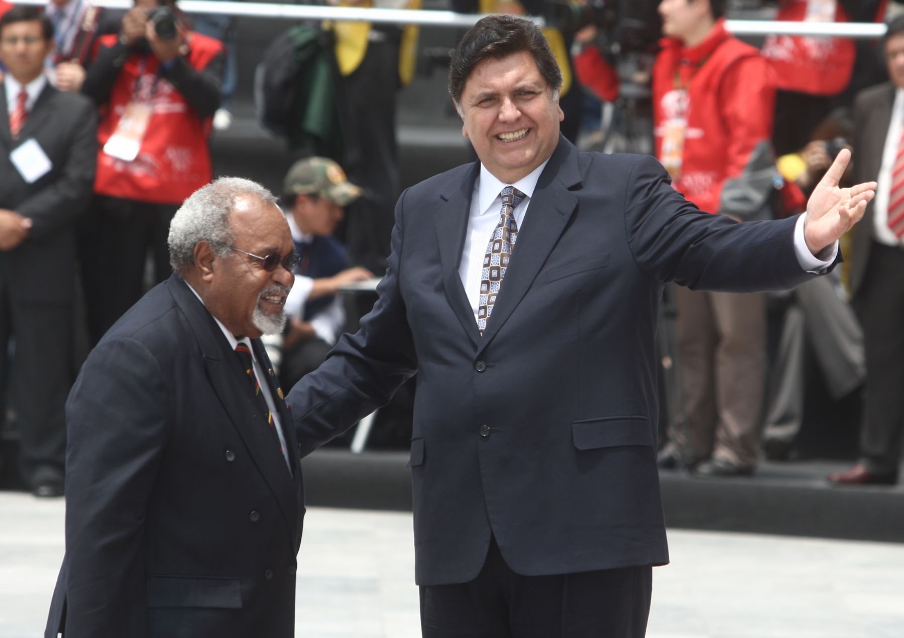 Lìder de la economía peruana Alan García, recibe a su homólogo de Papua Nueva Guinea, Michael Somare, en su llegada a la sede de la Cumbre APEC 2008 en el Centro de Convenciones del ministerio de Defensa de Lima. Foto: ANDINA / Jack Ramón