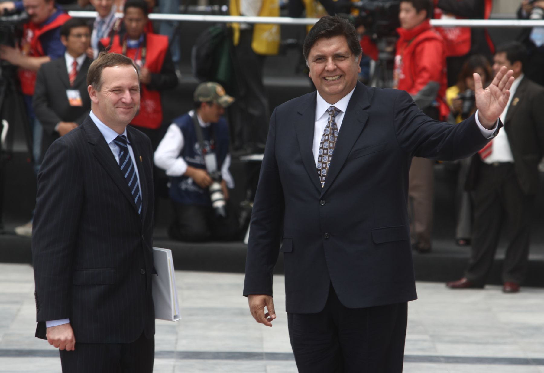 Lìder de la economía peruana Alan García, recibe a su homólogo de Nueva Zelanda,John Key, en su llegada a la sede de la Cumbre APEC 2008 en el Centro de Convenciones del ministerio de Defensa de Lima. Foto: ANDINA / Jack Ramón
