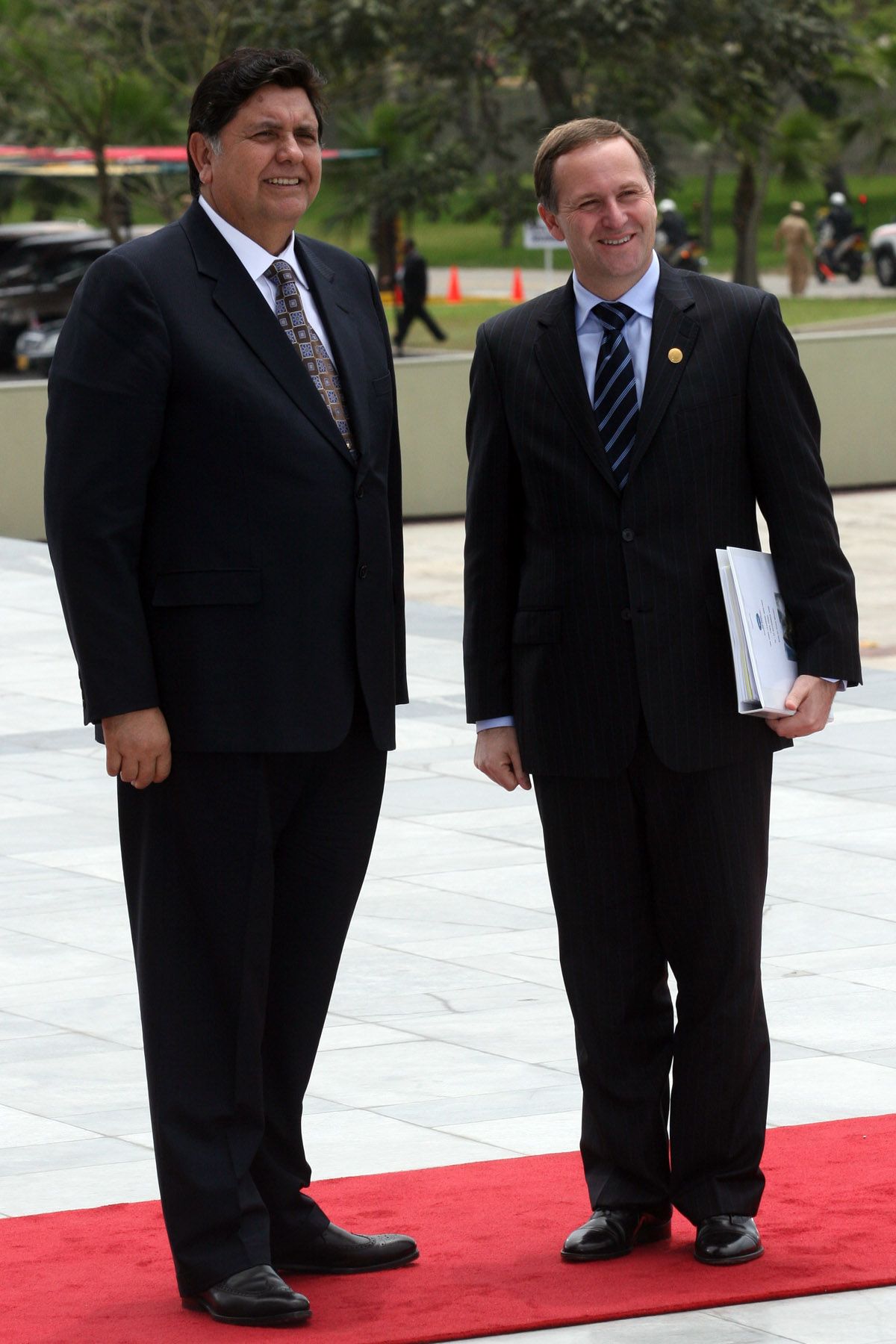 Lìder de la economìa peruana Alan García, recibe a Primer Ministro de Nueva Zelanda, John Key, en su llegada a la sede de la Cumbre APEC 2008 en el Centro de Convenciones del ministerio de Defensa de Lima. Foto: ANDINA / Carolina Urra.
