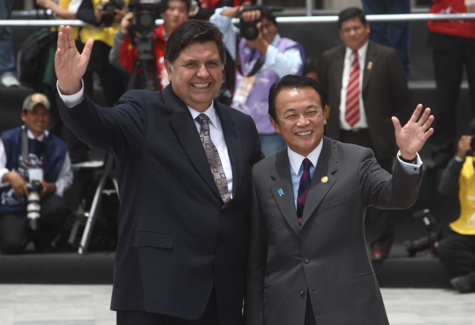 Lìder de la economía peruana Alan García, recibe al líder de Japón, Taro Aso, en su llegada a la sede de la Cumbre APEC 2008 en el Centro de Convenciones del ministerio de Defensa de Lima. Foto: ANDINA /Jack Ramón