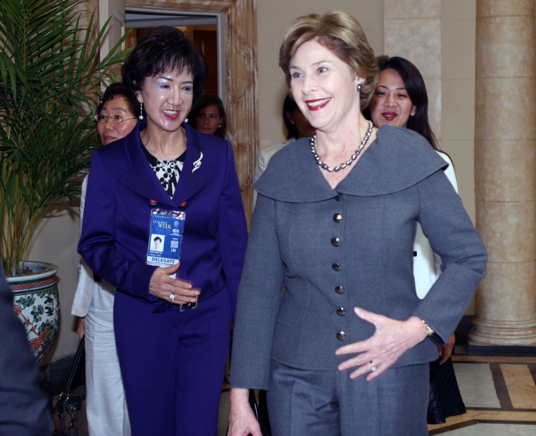 La esposa del líder de Estados Unidos, Laura Bush, llega a Palacio de Gobierno con otras esposas de líderes de APEC para ssistir a un desayuno-presentación del programa social Sembrando, invitadas por la esposa del líder peruano, Pilar Nores de García. Foto. ANDINA / Norman Córdova
