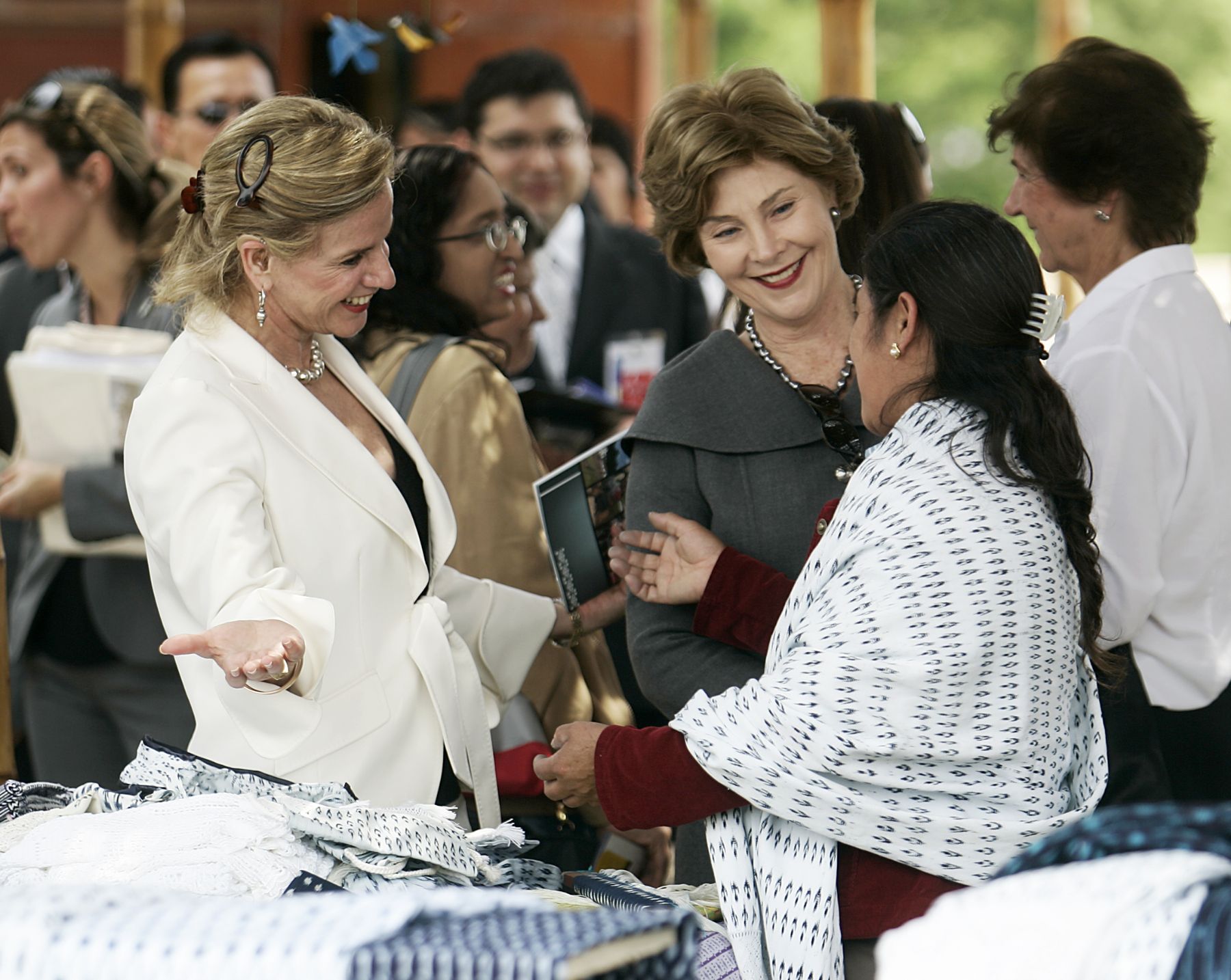 Espisa del líder peruano, Pilar Nores de Garcia, Laura Bush y otras esposas de los líderes de APEC, visitan las ruinas de Pachacamac en Lurin. Foto: ANDINA/ Rafael Cornejo.