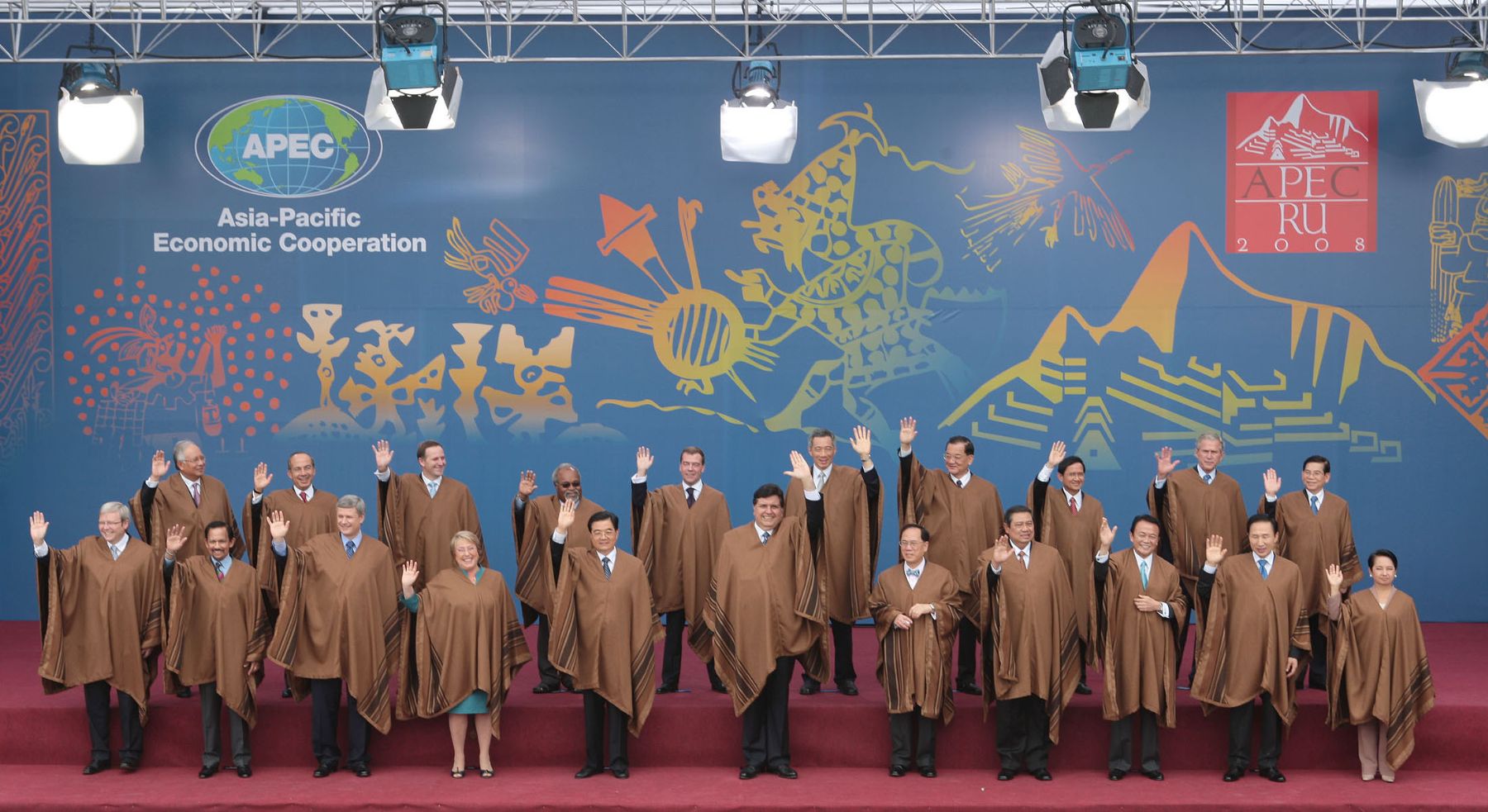 Líderes de APEC posan para foto oficial con poncho peruano | Noticias | Agencia Peruana de Noticias Andina