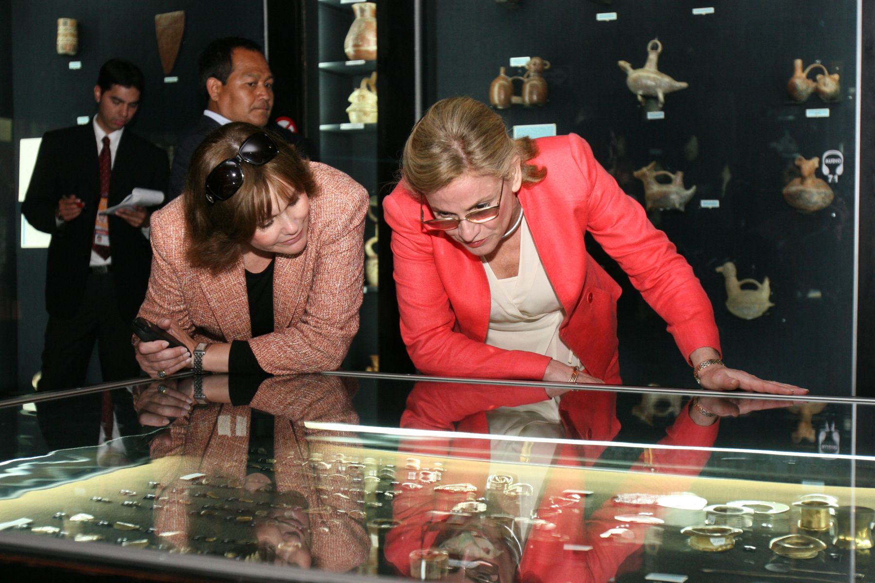 La esposa del líder de la economía peruana, Pilar Nores de Garcìa, visitó el Museo de Oro acompañada de las esposas de algunos líderes de APEC. Foto. ANDINA / Norman Cordova