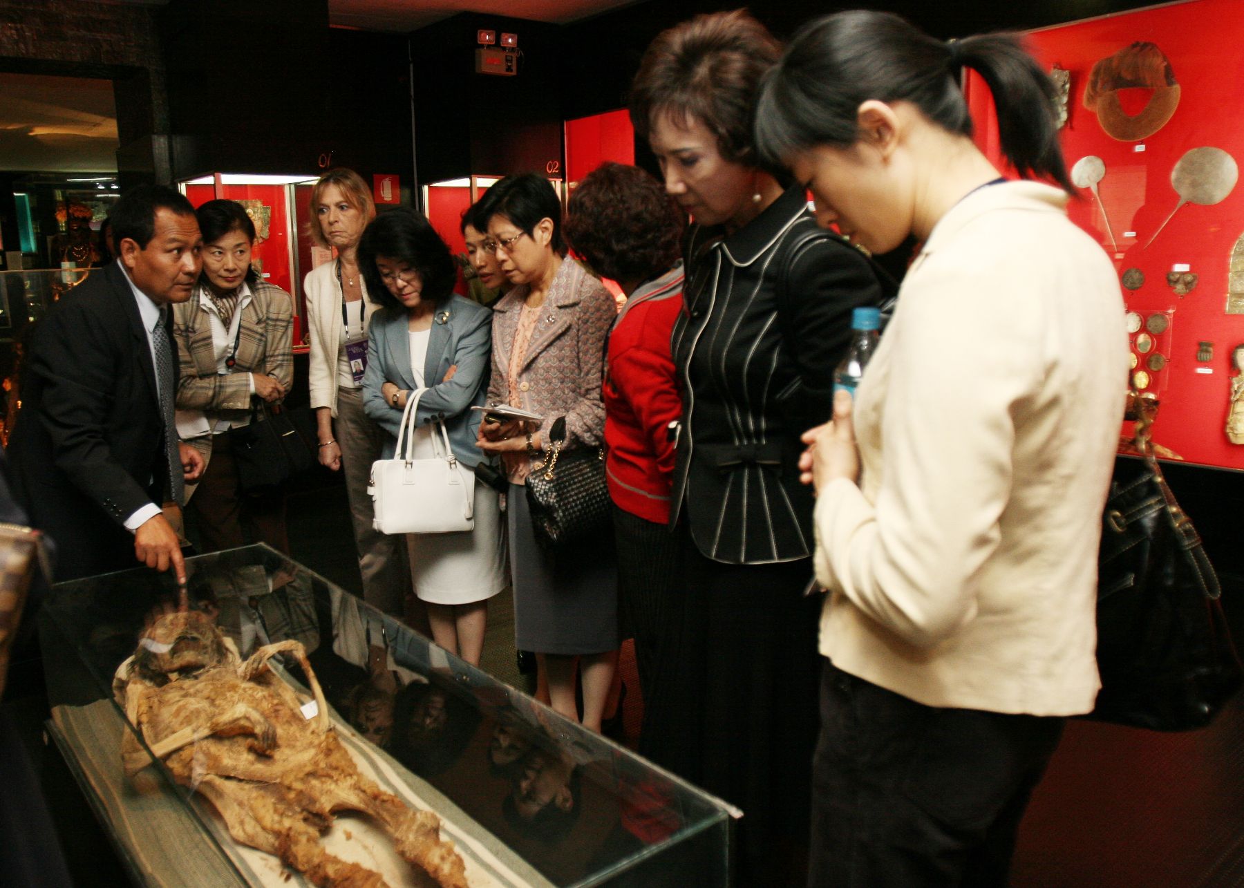 La señora Pilar Nores visitó el Museo de Oro acompañada de algunas esposas de los líderes del Foro APEC. Foto.ANDINA / Norman Cordova