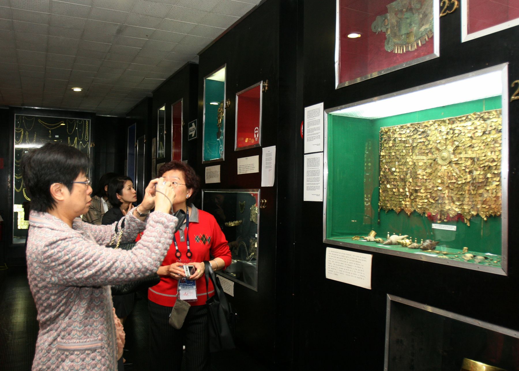 Esposas de los líderes de las economias de APEC en visita al Museo de Oro de Lima. Foto. ANDINA / Norman Cordova