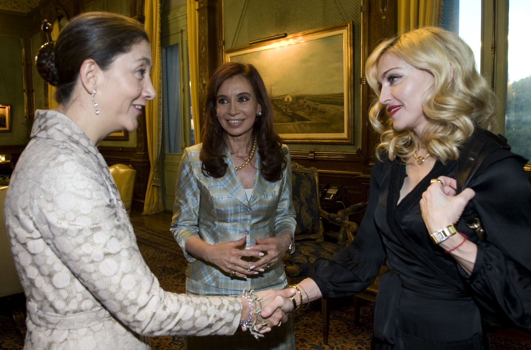 La Presidenta argentina Cristina Fernández, reunió en la Casa Rosada a la reina del pop Madonna y la ex rehén de las Farc, Ingrid Betancourt. Foto: ANDINA/ Casa Rosada