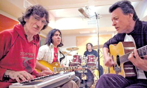 El gran Charly García canta, toca el piano y compone acompañado por Palito ortega y sus amigos más cercanos.