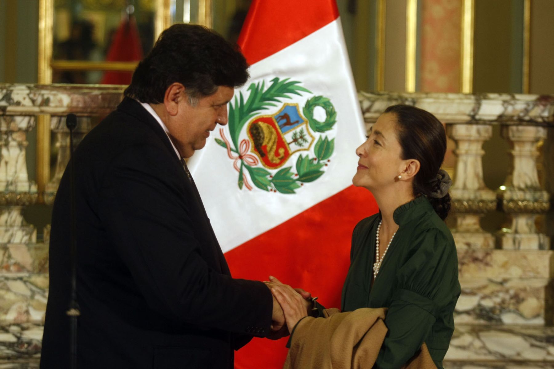 El Presidente Alan García recibió esta mañana en Palacio de Gobierno a la política franco colombiana Ingrid Betancourt.
Foto: ANDINA / Juan Carlos Guzmán Negrini.