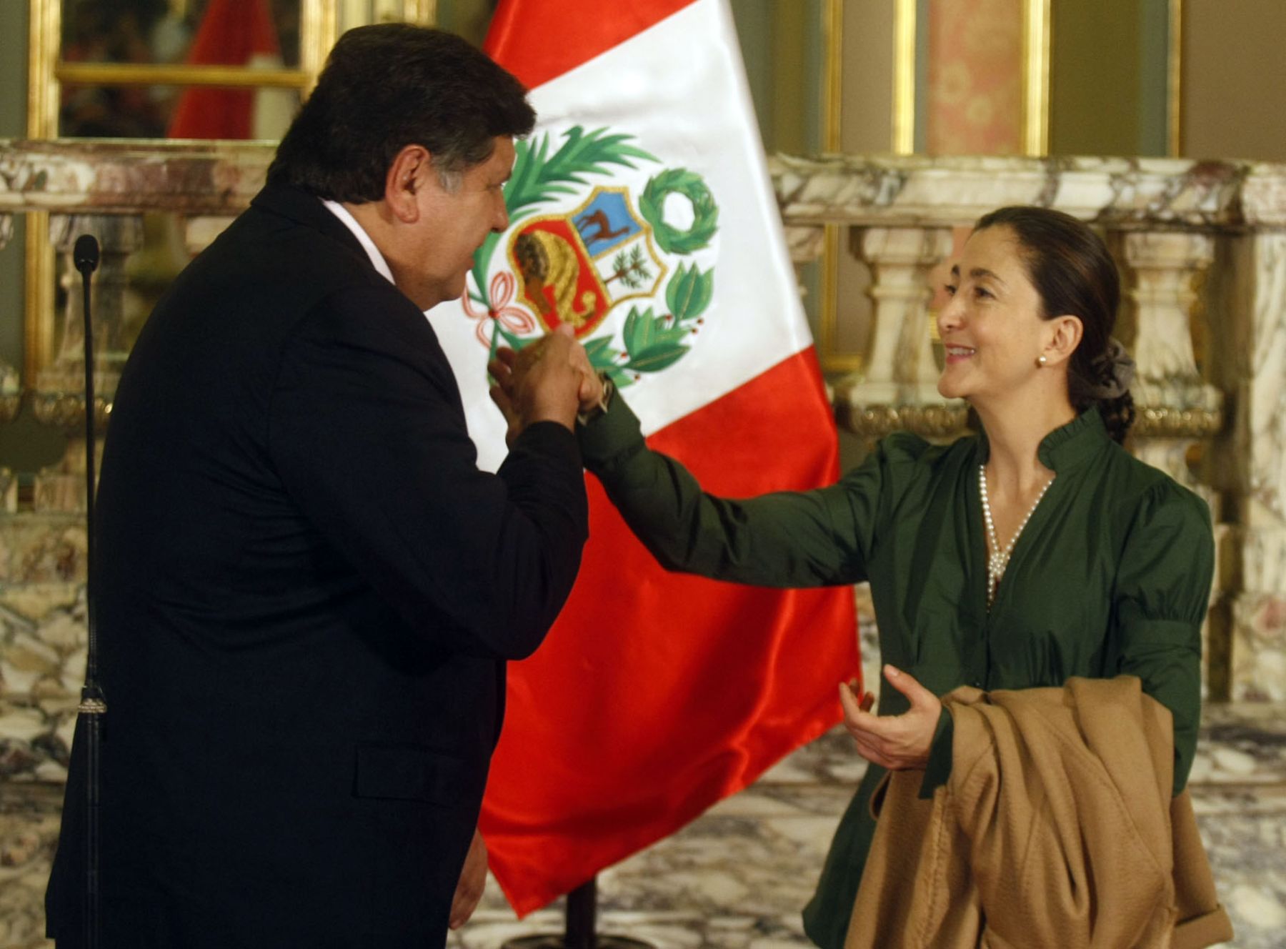 El Presidente Alan García recibió esta mañana en Palacio de Gobierno a la política franco colombiana Ingrid Betancourt.
Foto: ANDINA / Juan Carlos Guzmán Negrini.