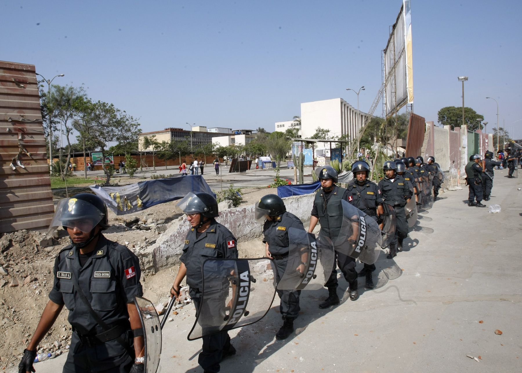 La Policía Nacional mantiene el control de los alrededores de la universidad San Marcos.Foto:ANDINA / Juan Carlos Guzmán Negrini.