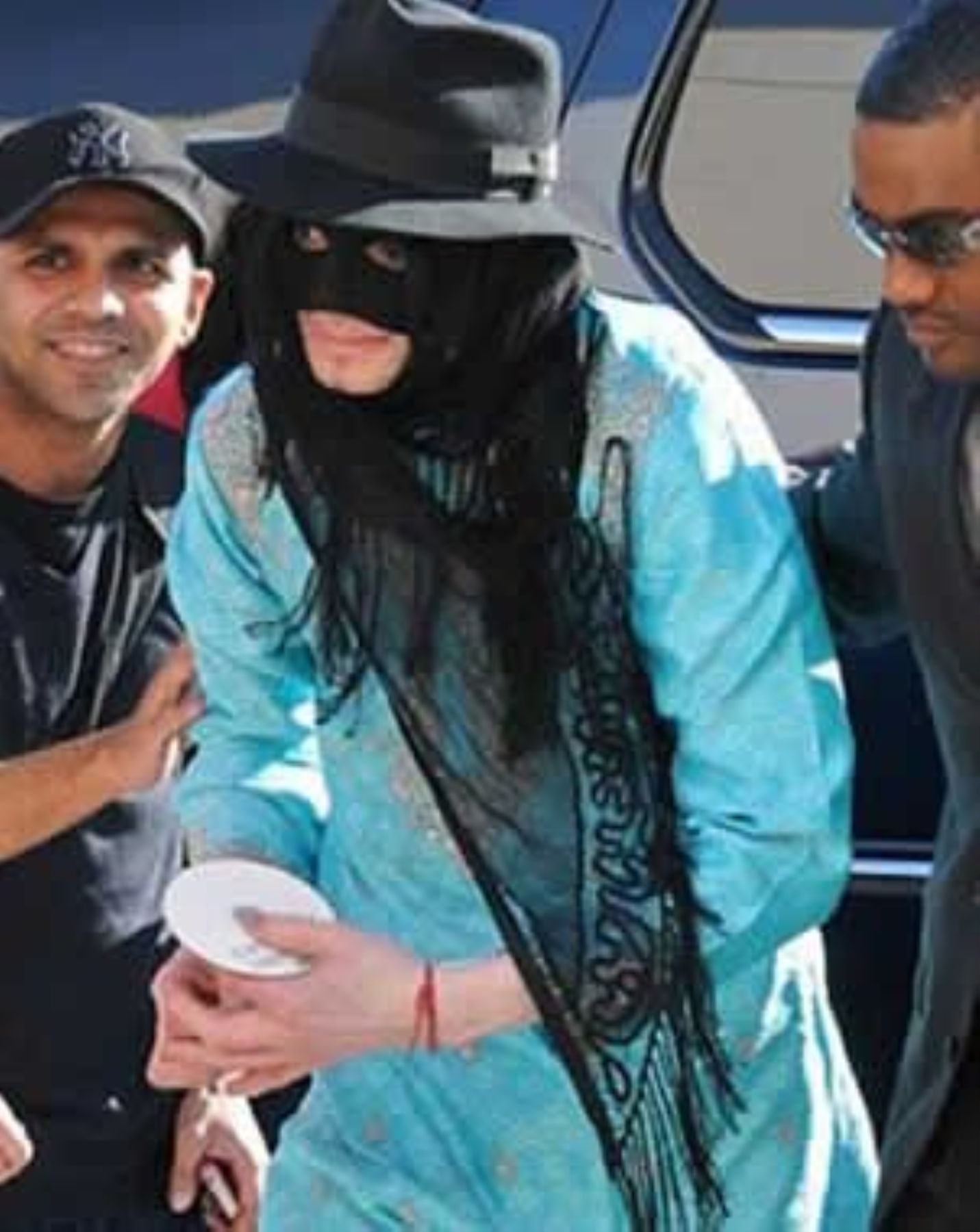 Michael Jackson fue enmascarado al médico y de paso a Beverly Hills de compras.