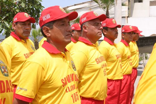 Un grupo de integrantes de la Unidad de Salvataje de la Policía Nacional del Perú llegó a la Plaza de Armas de Cerro Azul para encargarse de la extracción del cadáver de una menor que sería la desaparecida Xohana Guerra, que fue descubierta dentro de un pozo ubicado en uno de los jardines de ese lugar. ANDINA/Héctor Vinces
