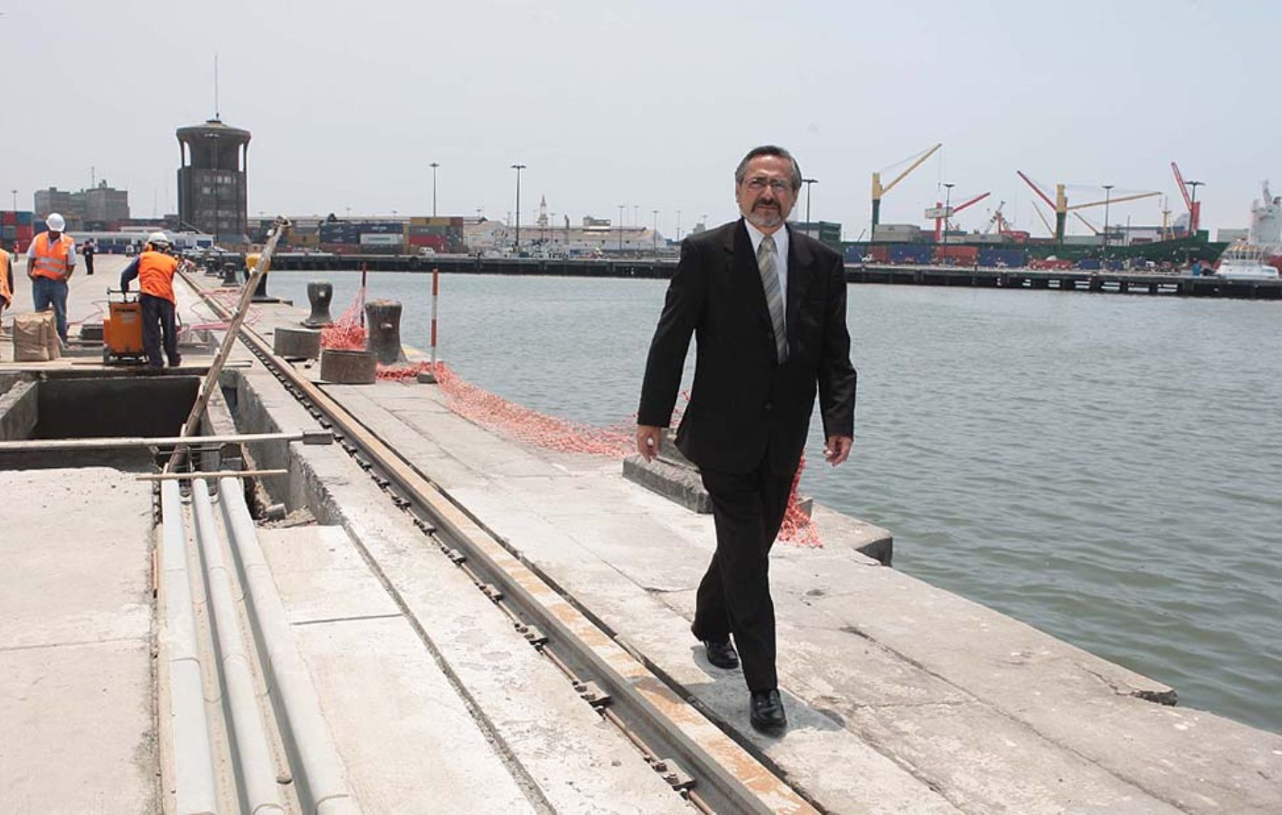 Presidente de Enapu, Mario Arbulú, en Muelle Norte del puerto del Callao.Foto: ANDINA/Carlos Lezama