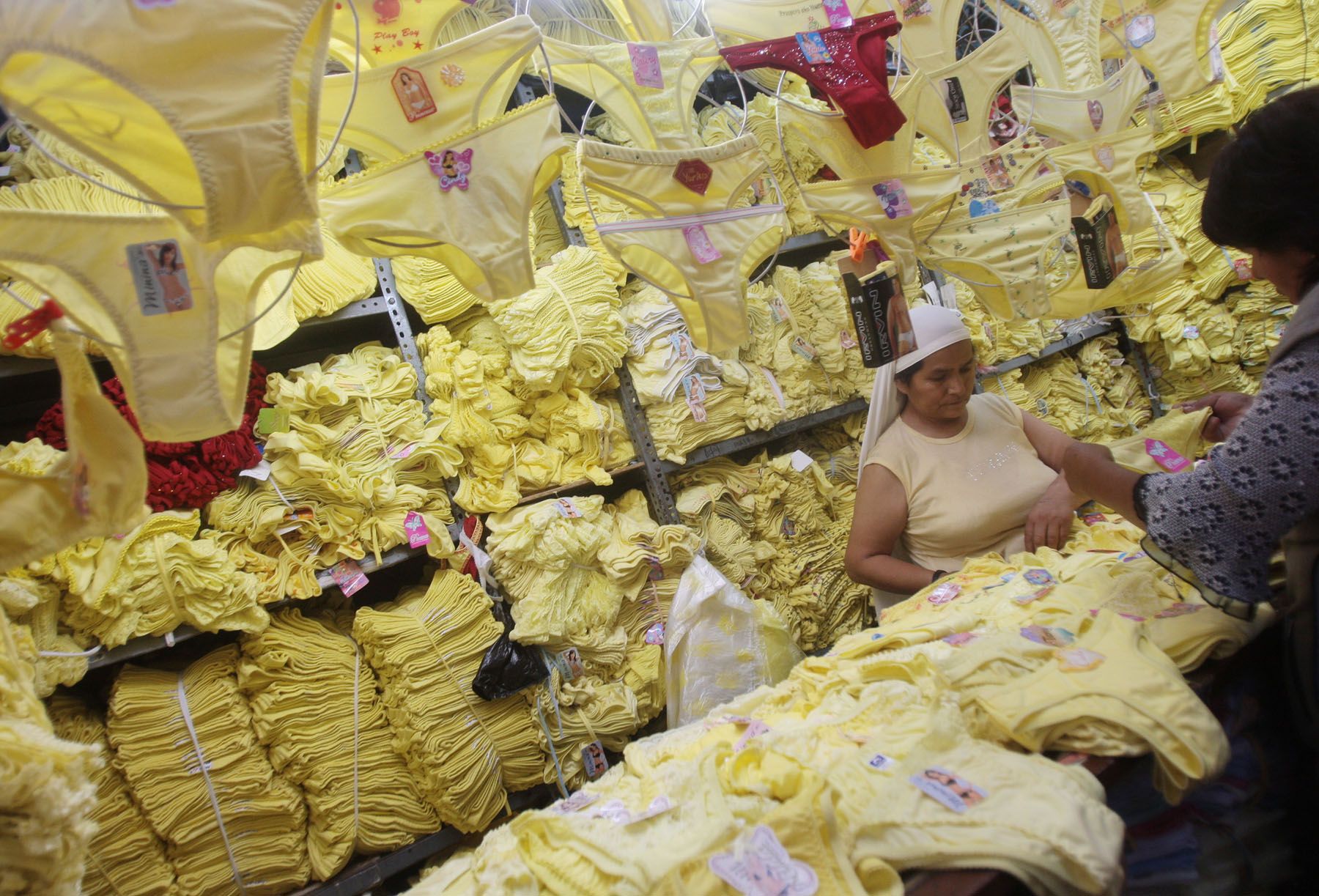 Sales of yellow underwear in Gamarra to celebrate New Year. Photo: ANDINA/Carlos Lezama