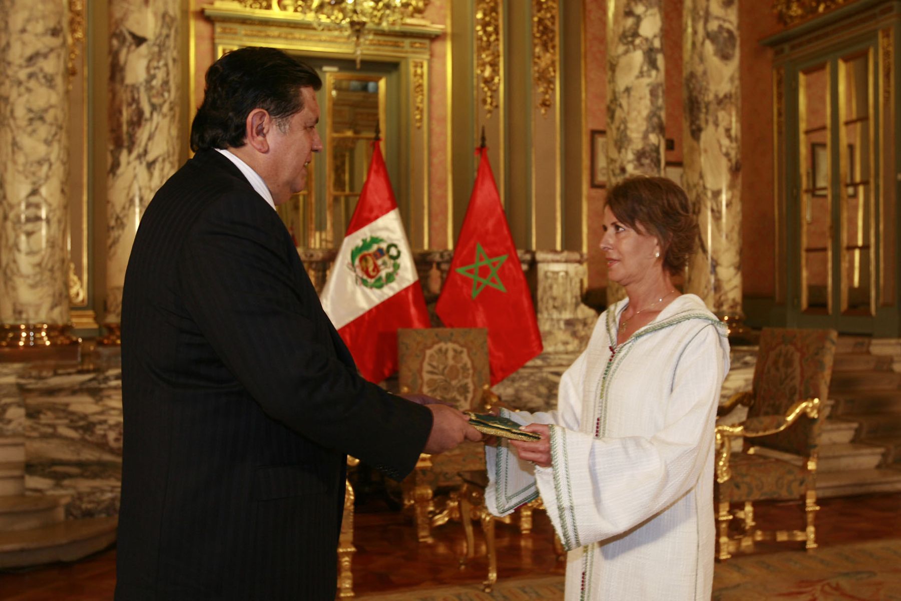 El Presidente de la República, Alan García, recibió las cartas credenciales de la embajadora de Marruecos, Oumama Aouad Lahrech, en el Salón Dorado de Palacio de Gobierno. Foto: Sepres.