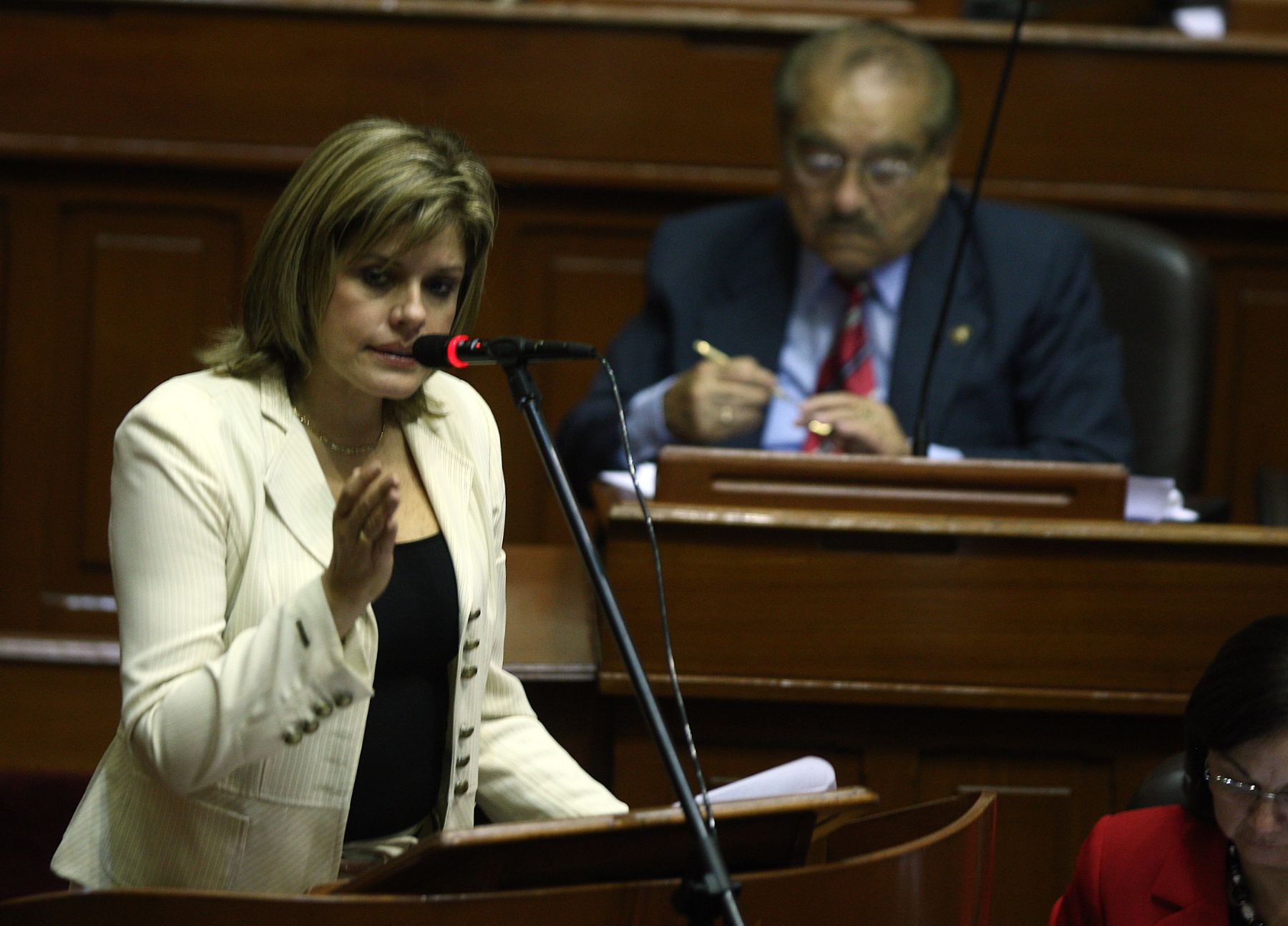 La ministra de Comercio Exterior, Mercedes Araoz, toma la palabra ante Pleno del Congreso al iniciarse debate de norma para implementar TLC con Estados Unidos. Foto: ANDINA /Jack Ramón Morales