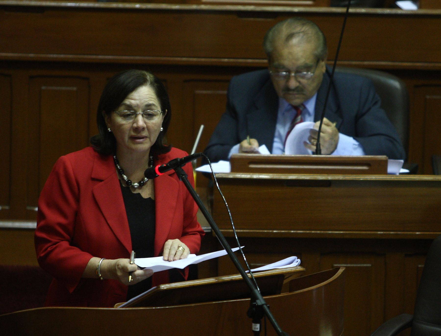 Ministra de Justicia, Rosario Fernandez, toma la palabra ante el Pleno del Congreso al iniciarse debate de norma para implementar TLC con Estados Unidos. Foto: ANDINA /Jack Ramón Morales