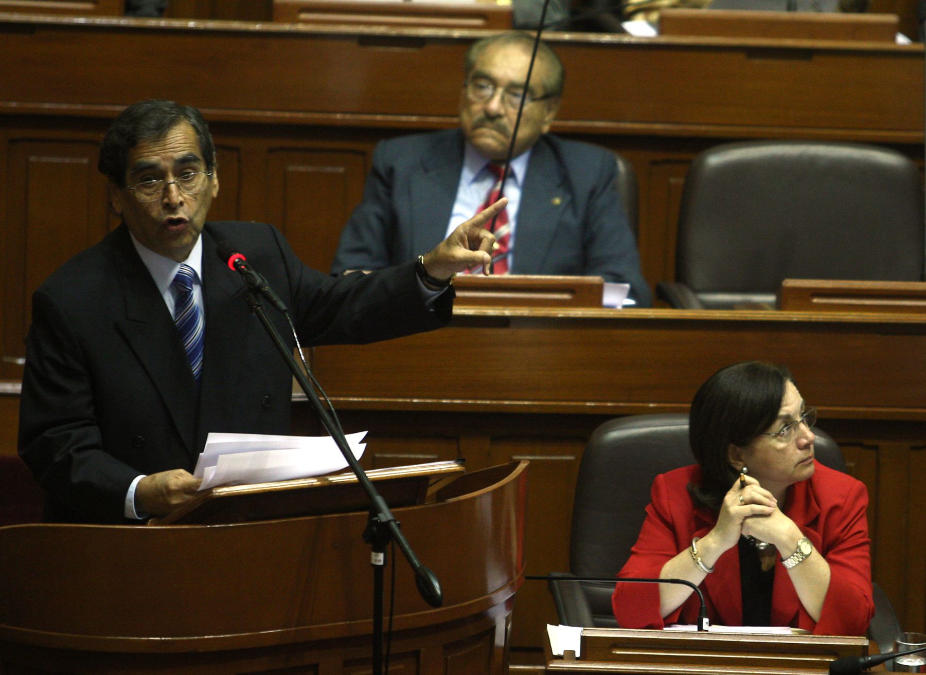 El ministro de Salud, Oscar Ugarte, toma la palabra ante el Pleno del Congreso al iniciarse debate de norma para implementar TLC con Estados Unidos. Foto: ANDINA /Jack Ramón Morales