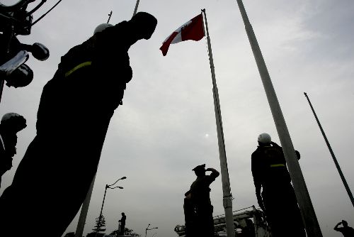 Colocan nueva bandera en la Plaza de Pueblo Libre, donde hace unos días desapareció la antigua bandera. Foto: ANDINA / Rafael Cornejo
