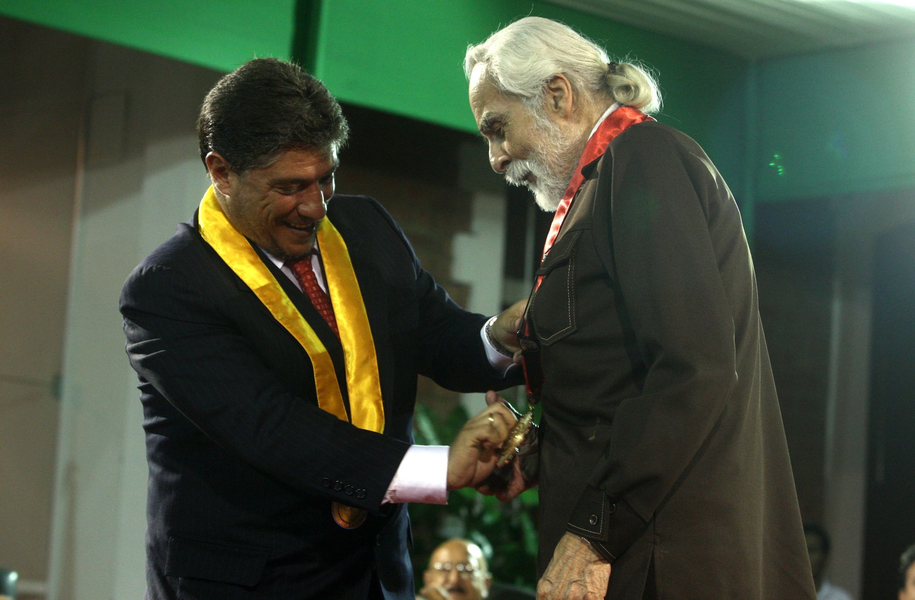 Alcalde de Miraflores. Manuel Masias condecora al cineasta peruano Armando Robles Godoy en el aniversario del distrito. Foto; ANDINA/ Jack Ramon